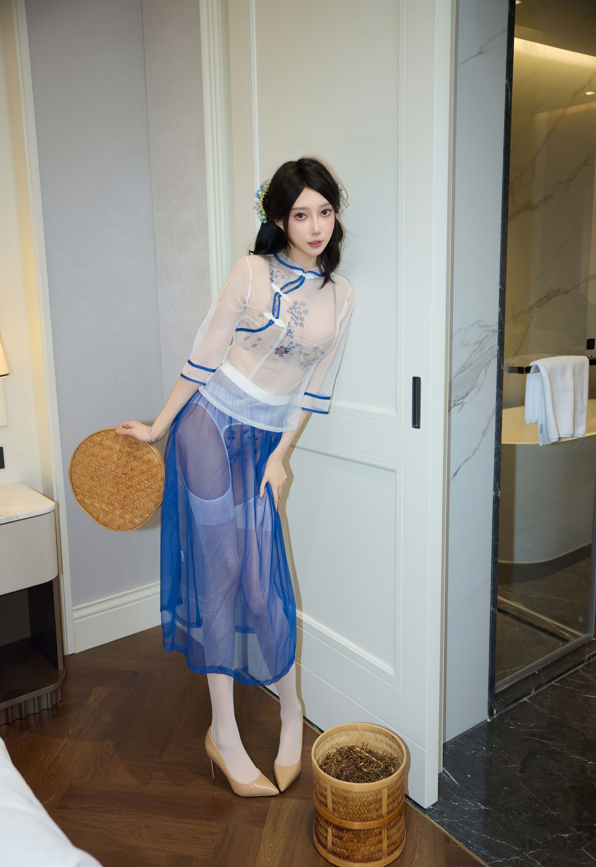 [XiuRen秀人网] No.11194 玥儿玥er 浅色连衣裙 性感白色丝袜 江浙沪旅拍写真 [66张]插图1