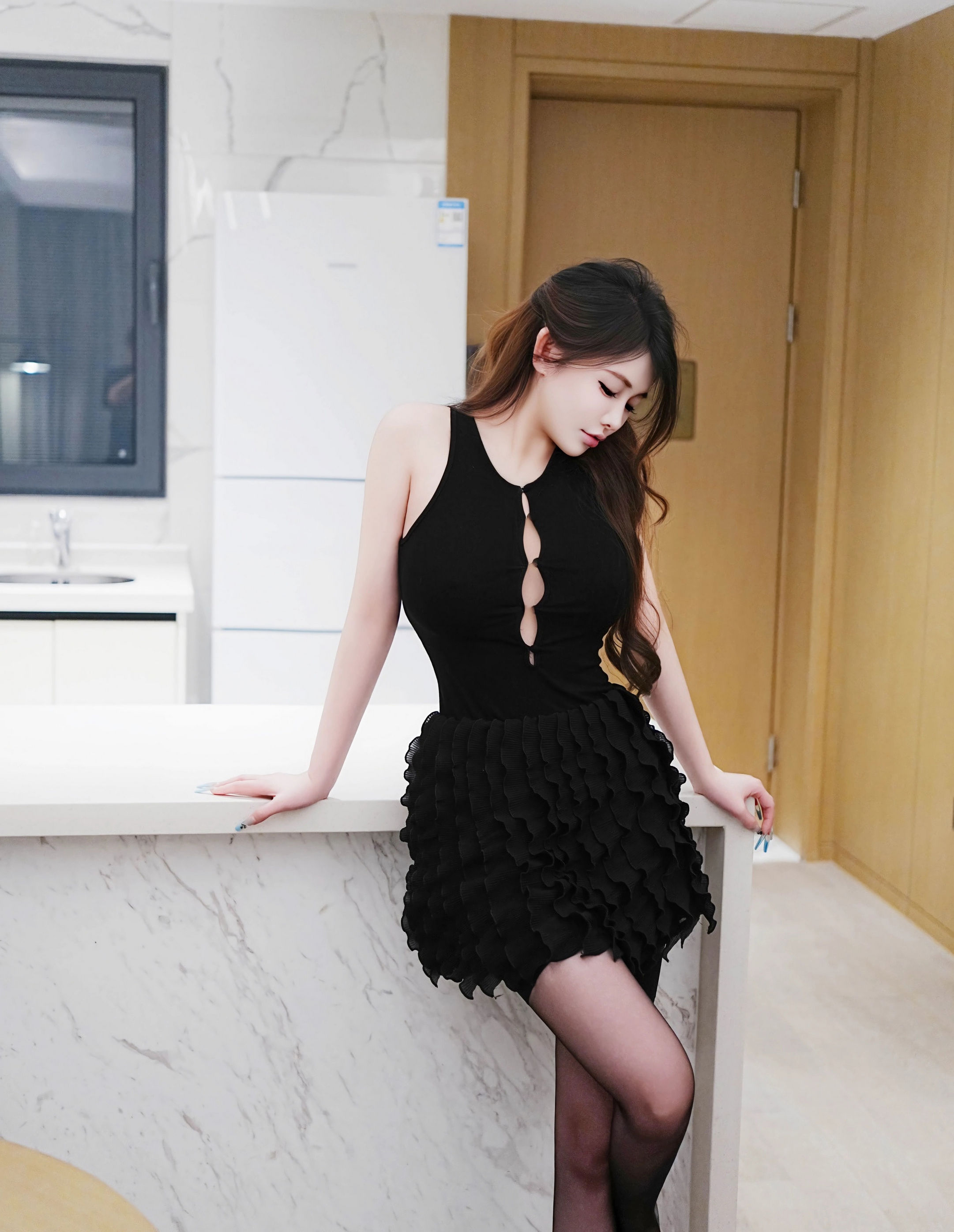 [XiuRen秀人网] No.11204 甜妮 黑色短裙 魅惑黑丝 性感写真 [74张]插图