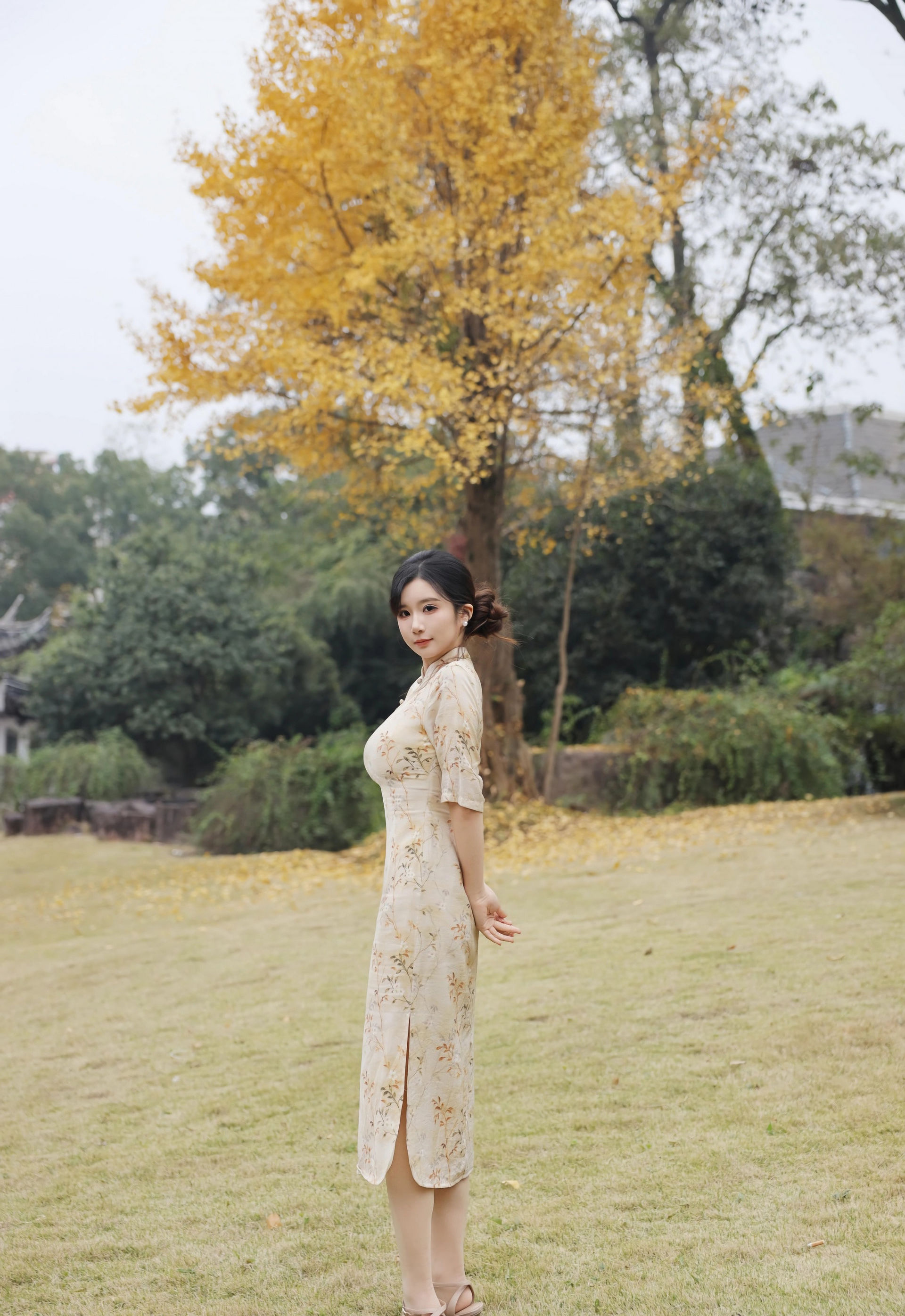 [XiuRen秀人网] No.11214 小肉肉咪 浅黄色旗袍 魅惑肉丝 性感写真 [75张]插图1