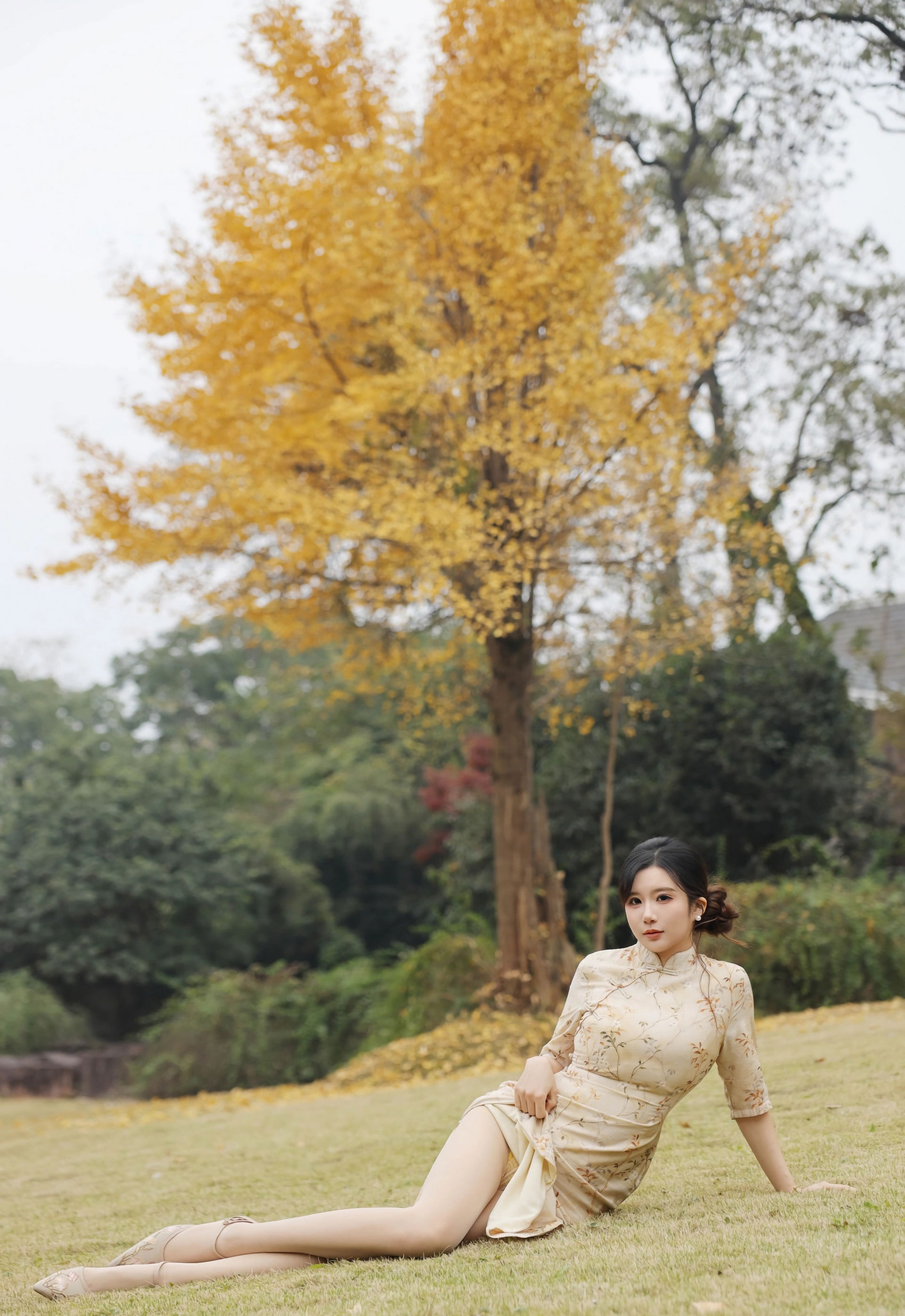 [XiuRen秀人网] No.11214 小肉肉咪 浅黄色旗袍 魅惑肉丝 性感写真 [75张]插图