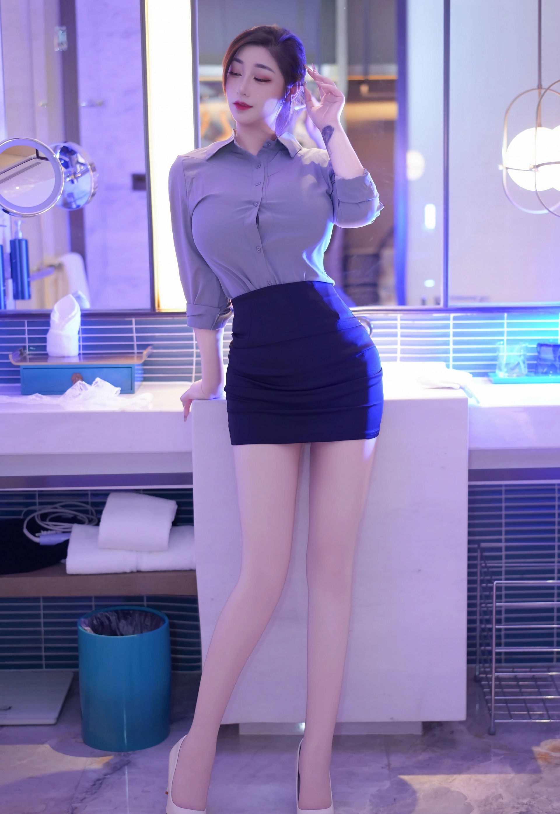 [XiuRen秀人网] No.11213 妲己_Toxic OL服饰搭配 肉色丝袜 性感写真 [70张]插图1