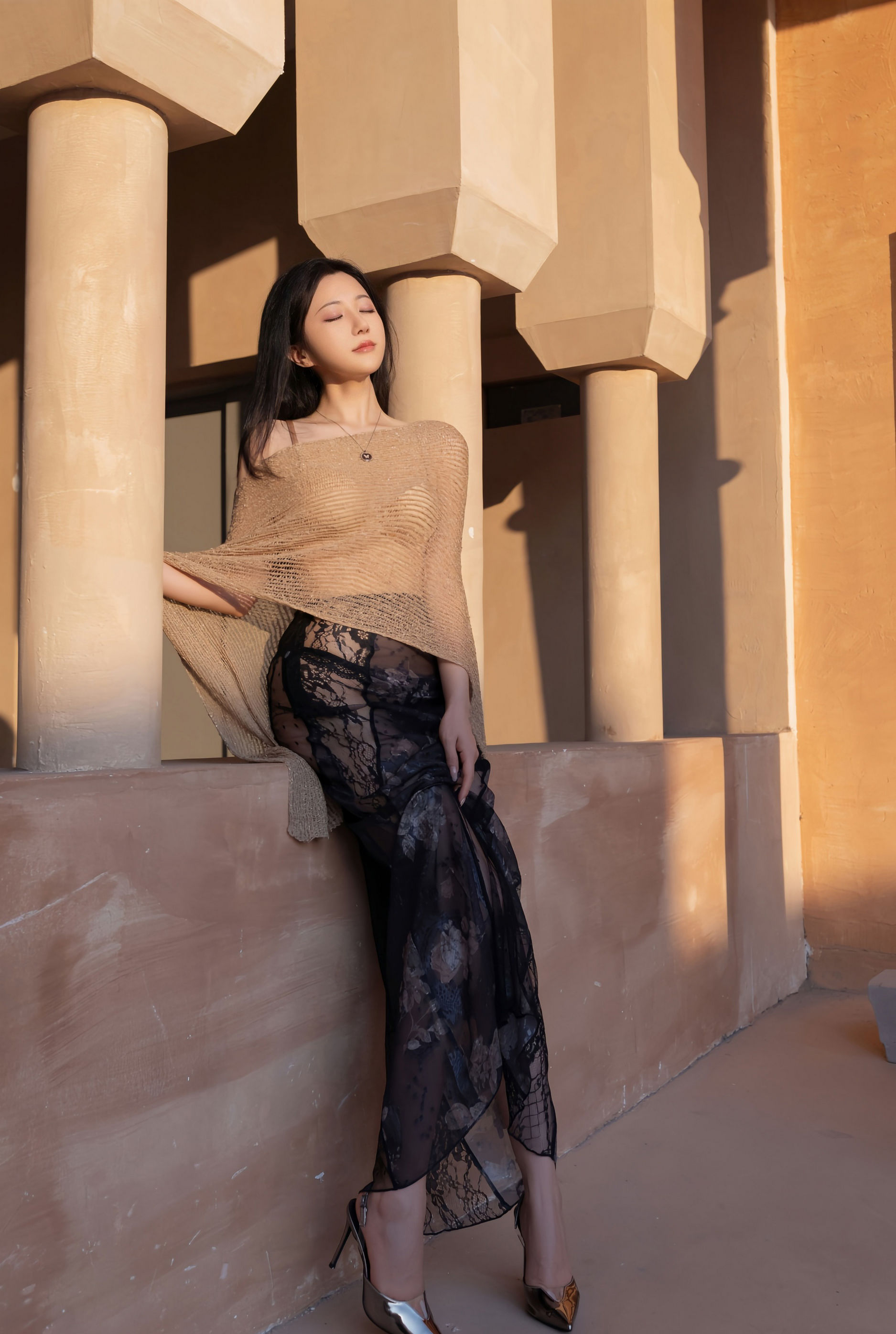 [XiuRen秀人网] No.11217 鱼子酱Fish 黑色蕾丝裙 性感黑色内衣 珠海旅拍写真 [81张]插图