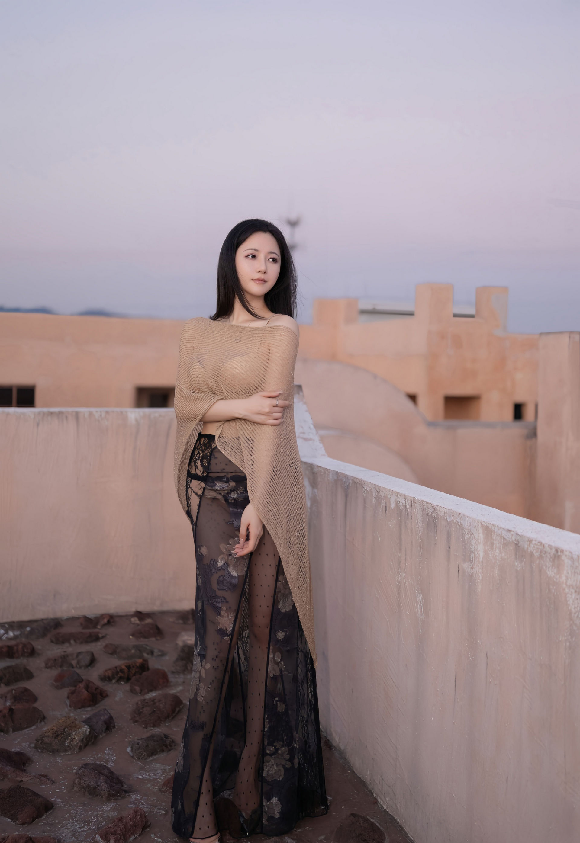 [XiuRen秀人网] No.11217 鱼子酱Fish 黑色蕾丝裙 性感黑色内衣 珠海旅拍写真 [81张]插图1