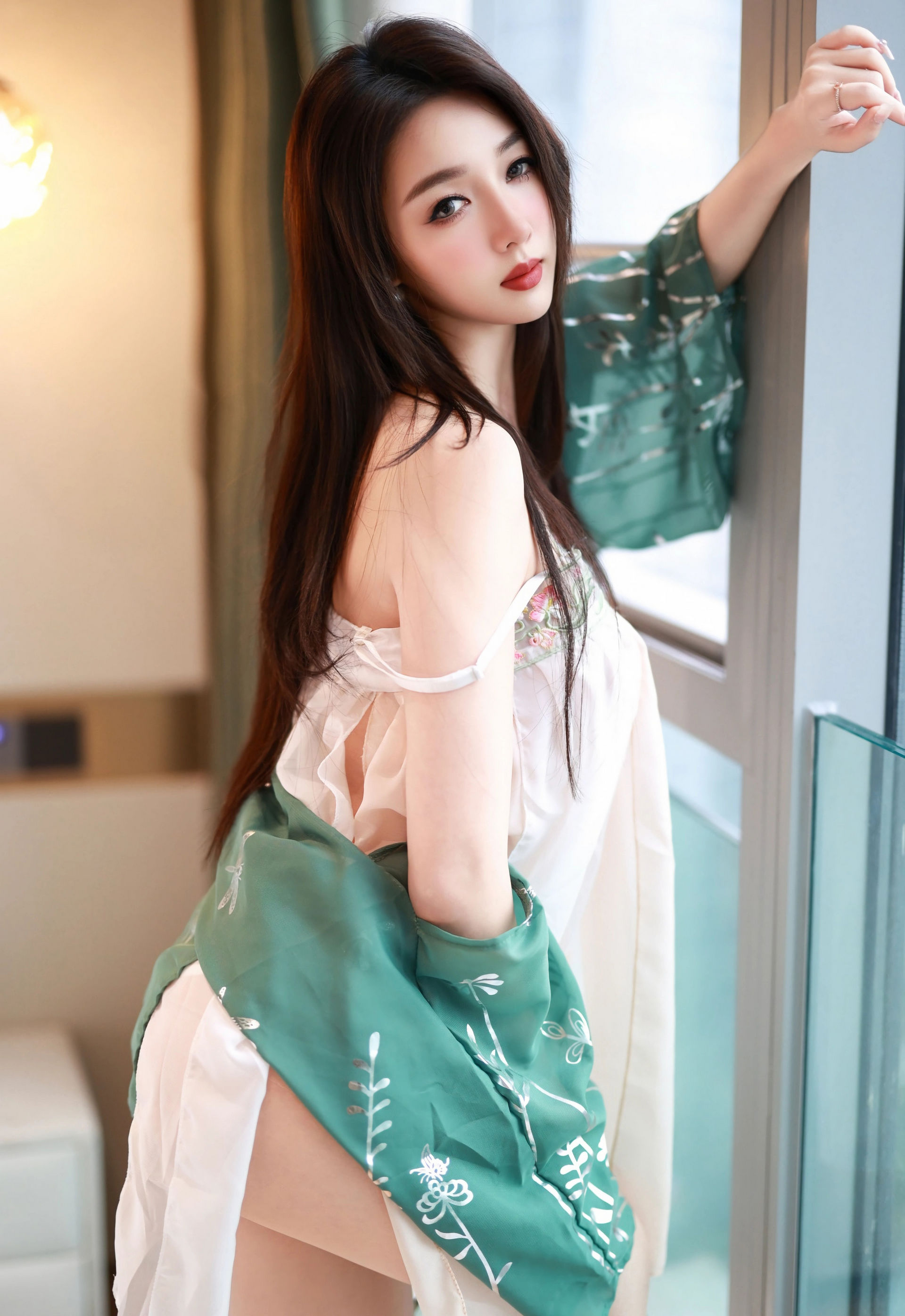 [YOUMI尤蜜荟] VOL.1200 Twins-夭夭 古风服饰 肉色丝袜 性感写真 [78张]插图1