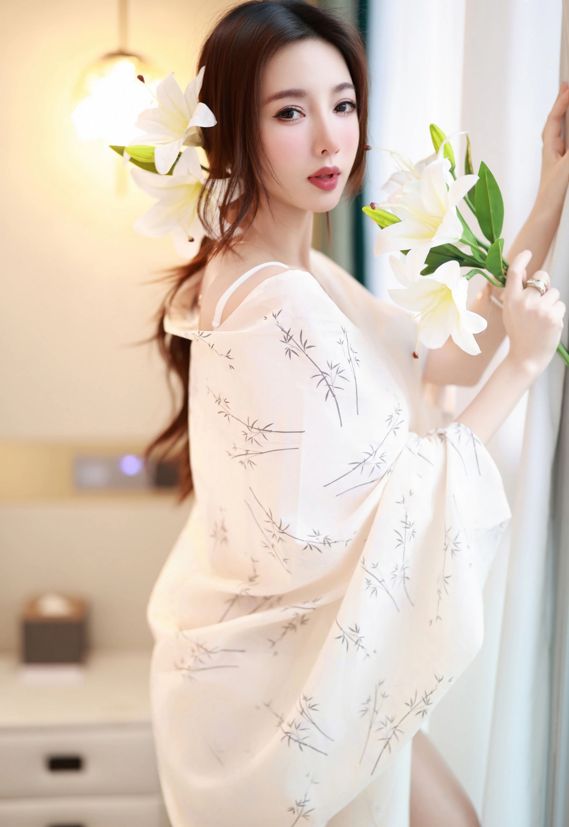 [YOUMI尤蜜荟] VOL.1201 Twins-桃桃 白色蕾丝内衣 诱人肉色丝袜 性感写真 [64张]插图1