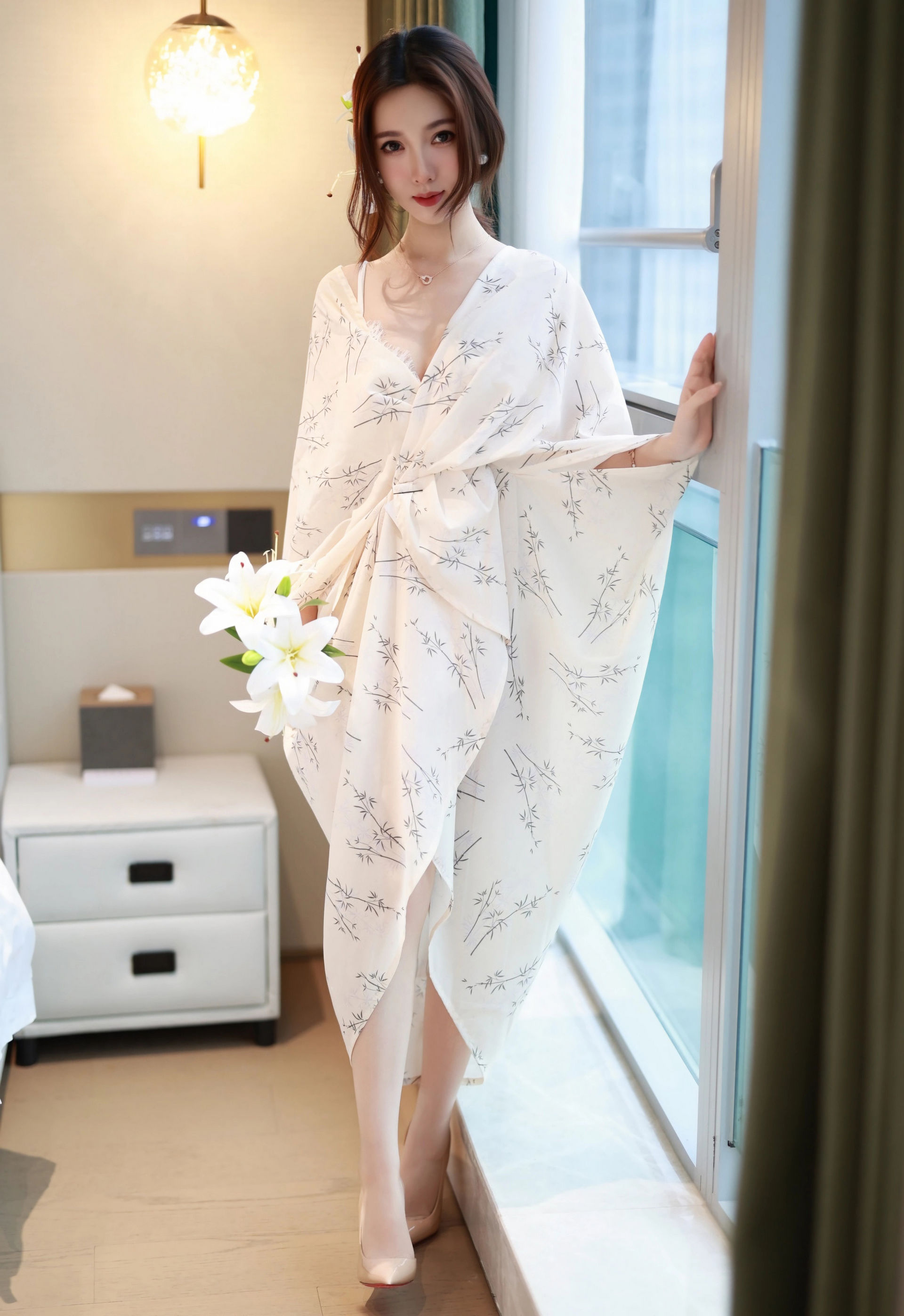 [YOUMI尤蜜荟] VOL.1201 Twins-桃桃 白色蕾丝内衣 诱人肉色丝袜 性感写真 [64张]插图