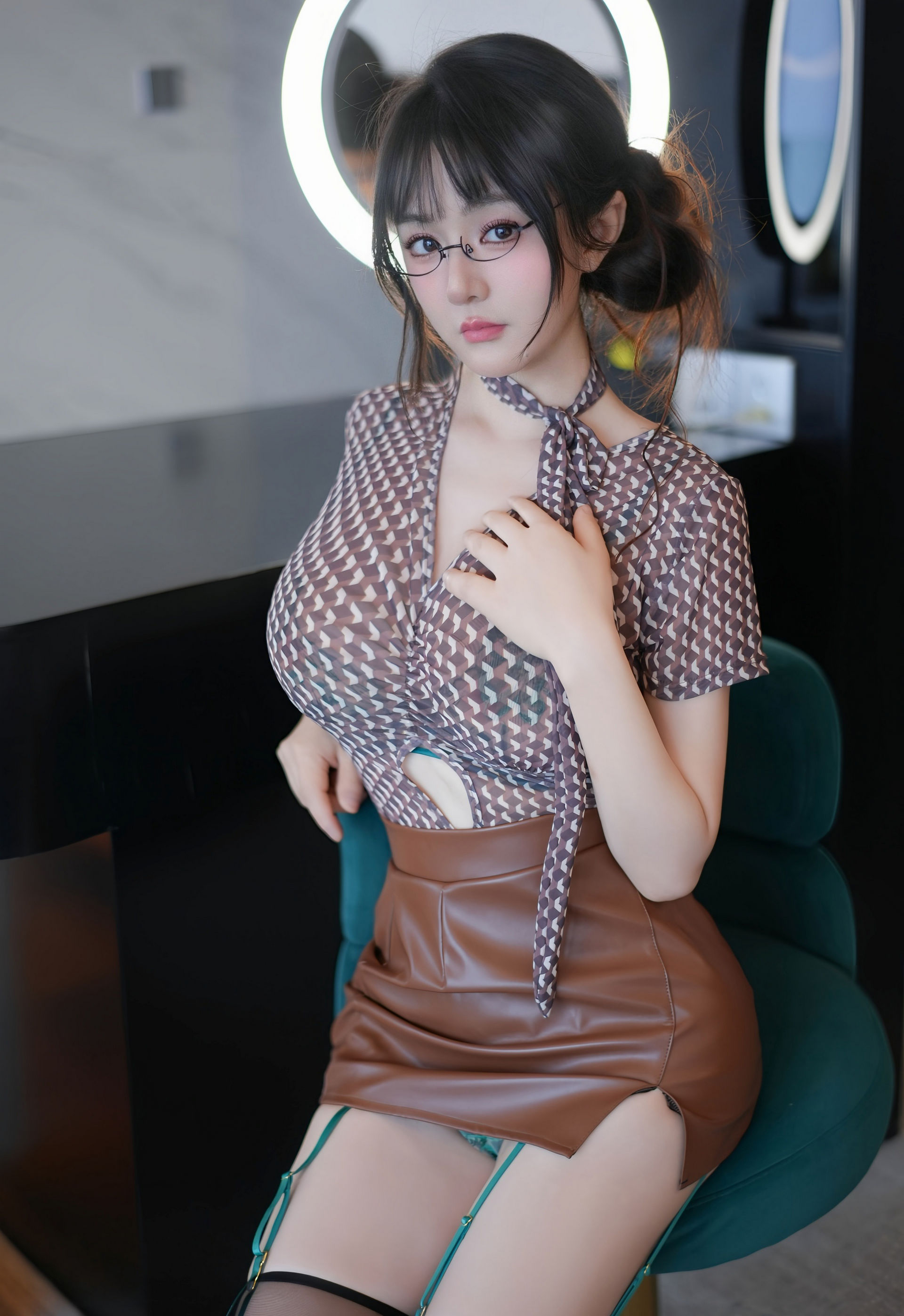 [XiuRen秀人网] No.11268 沈南汐RuRu 暖灰色上衣 棕色皮短裙 性感写真 [52张]插图1