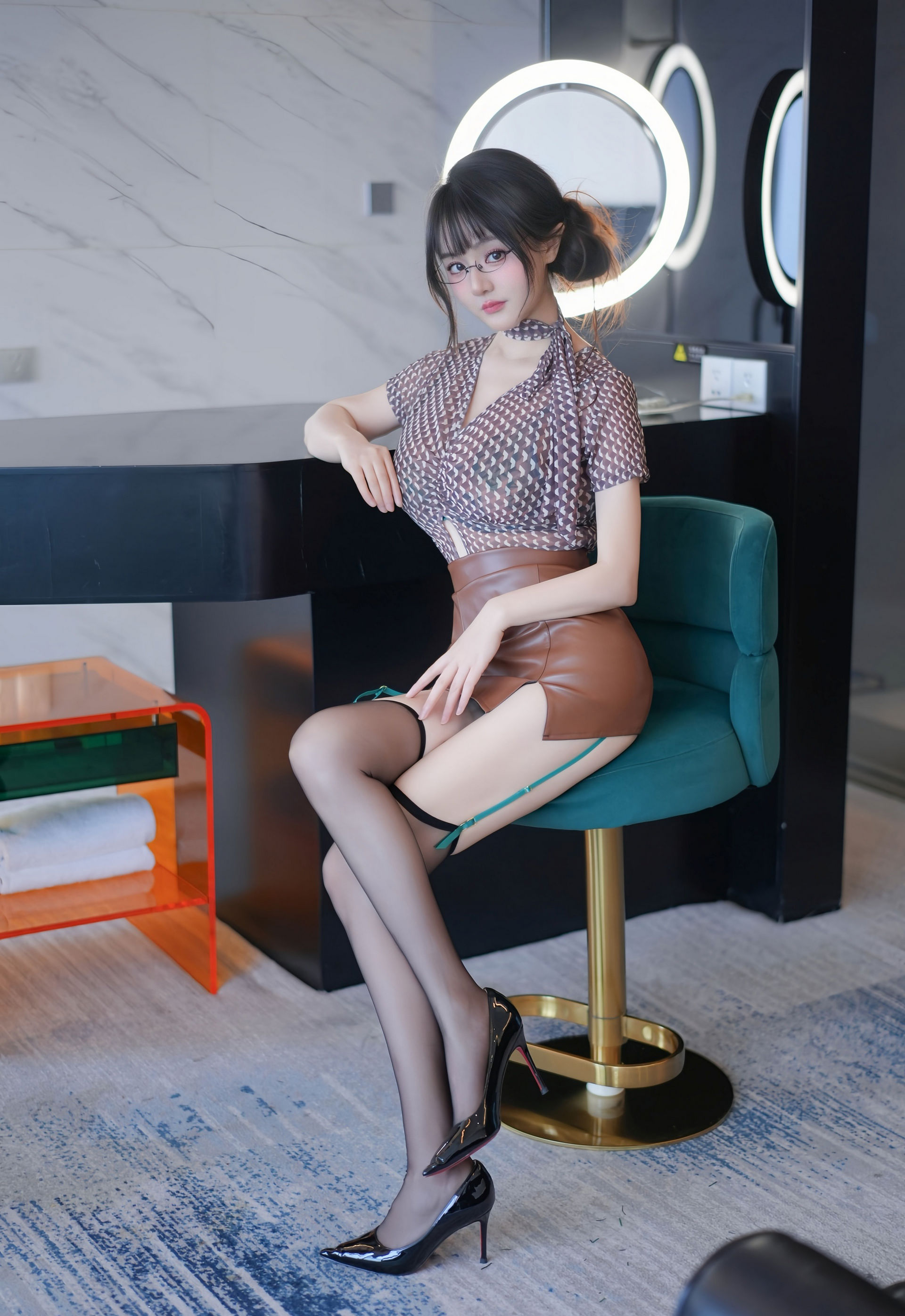 [XiuRen秀人网] No.11268 沈南汐RuRu 暖灰色上衣 棕色皮短裙 性感写真 [52张]插图1