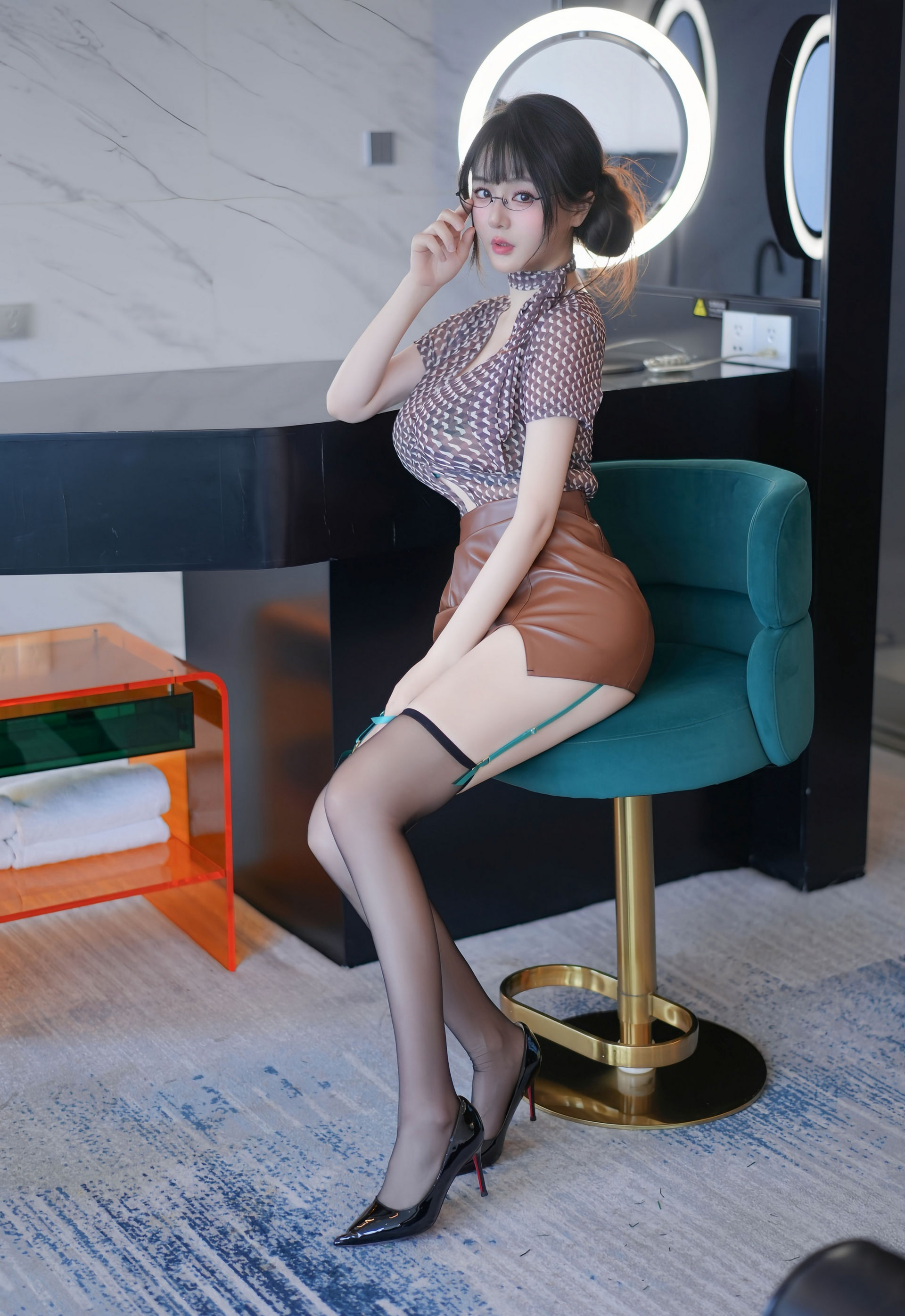 [XiuRen秀人网] No.11268 沈南汐RuRu 暖灰色上衣 棕色皮短裙 性感写真 [52张]插图1