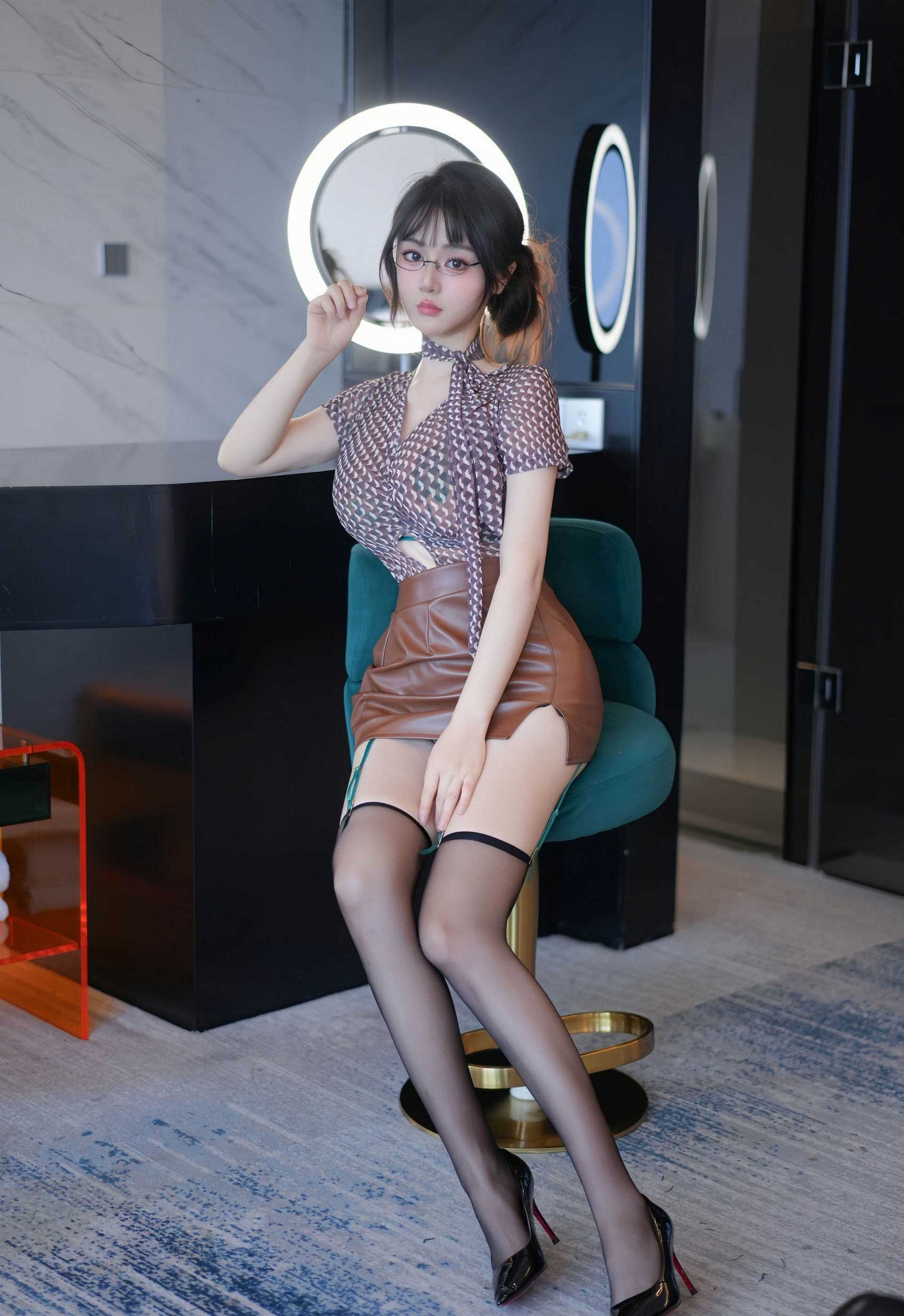 [XiuRen秀人网] No.11268 沈南汐RuRu 暖灰色上衣 棕色皮短裙 性感写真 [52张]插图