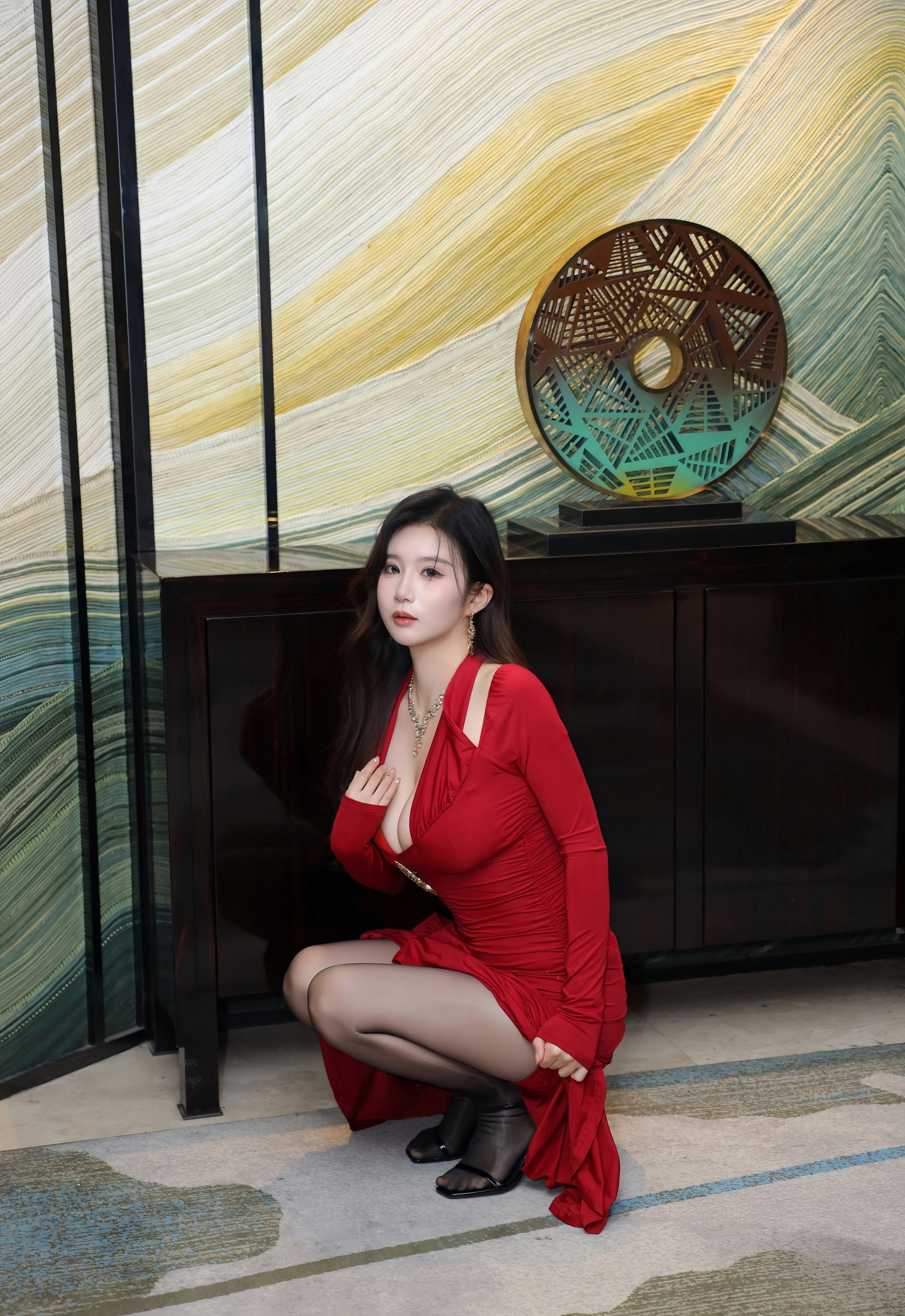 [XiuRen秀人网] No.11271 小肉肉咪 性感红色连衣裙 魅惑黑丝 江浙沪旅拍写真 [70张]插图1