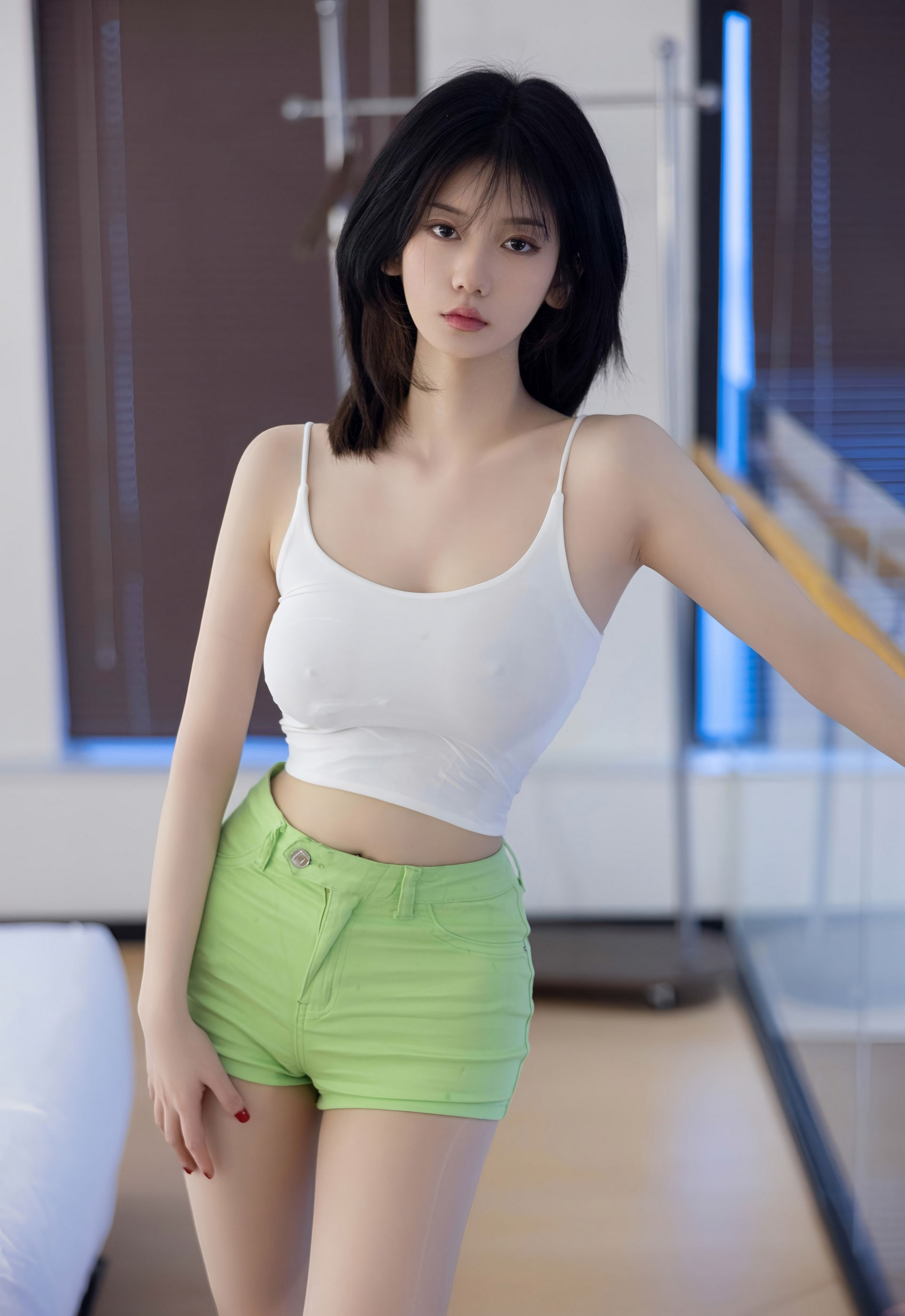 [XiuRen秀人网] No.11273 凌七七 浅绿色连衣短裤 灰色丝袜 性感写真 [85张]插图