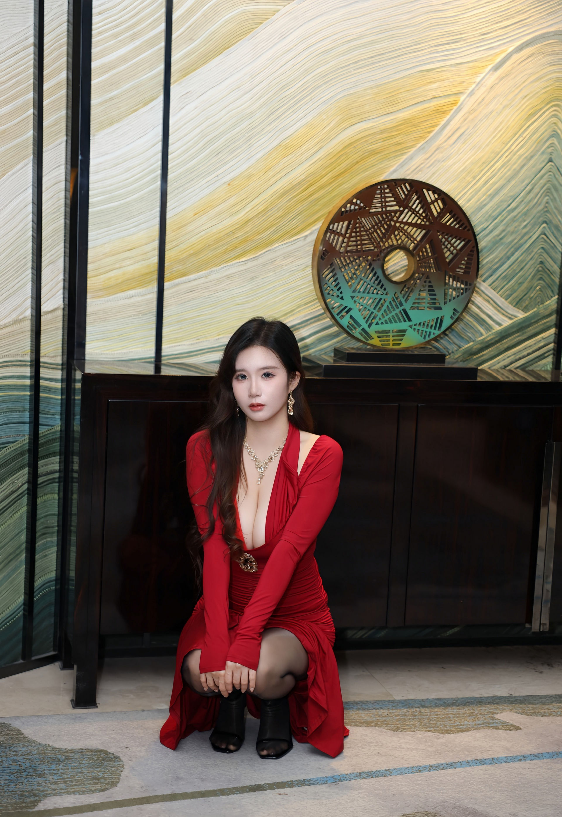 [XiuRen秀人网] No.11271 小肉肉咪 性感红色连衣裙 魅惑黑丝 江浙沪旅拍写真 [70张]插图