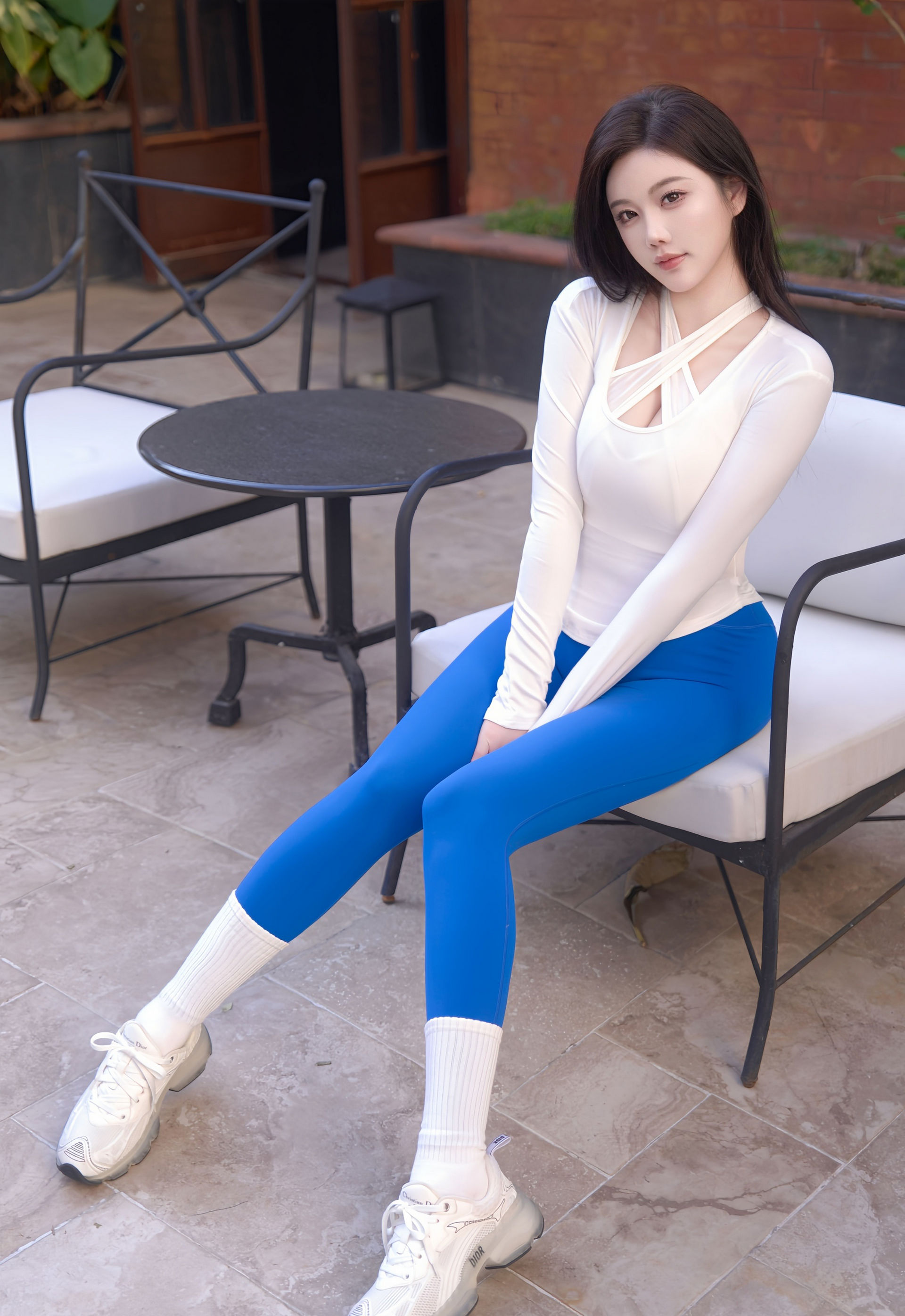 [XiuRen秀人网] No.11287 杨晨晨 白色服饰 灰色丝袜 性感写真 [73张]插图1