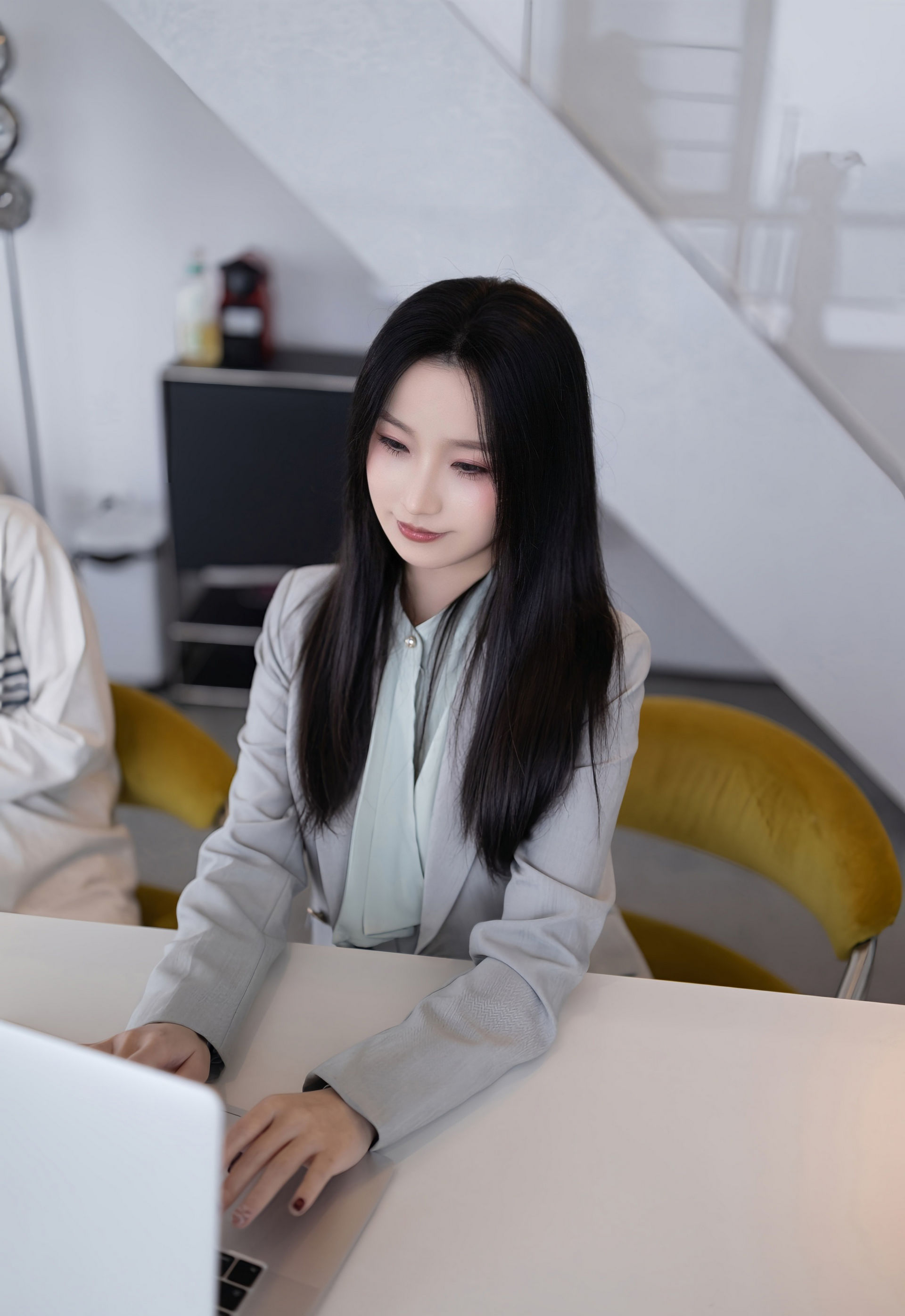 [XiuRen秀人网] No.11285 杏子Yada 灰色OL服饰 灰色丝袜 性感写真 [81张]插图1