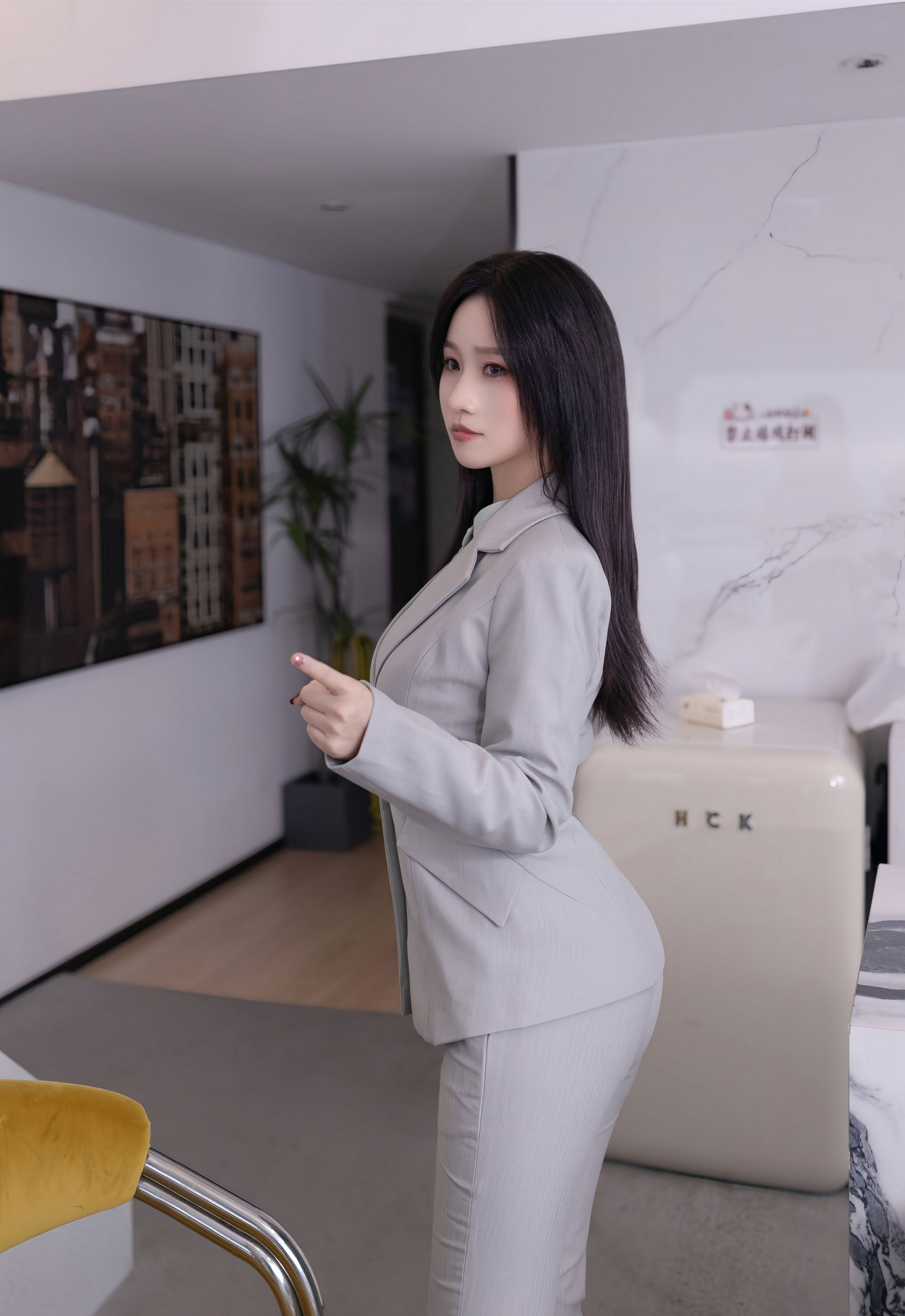 [XiuRen秀人网] No.11285 杏子Yada 灰色OL服饰 灰色丝袜 性感写真 [81张]插图1