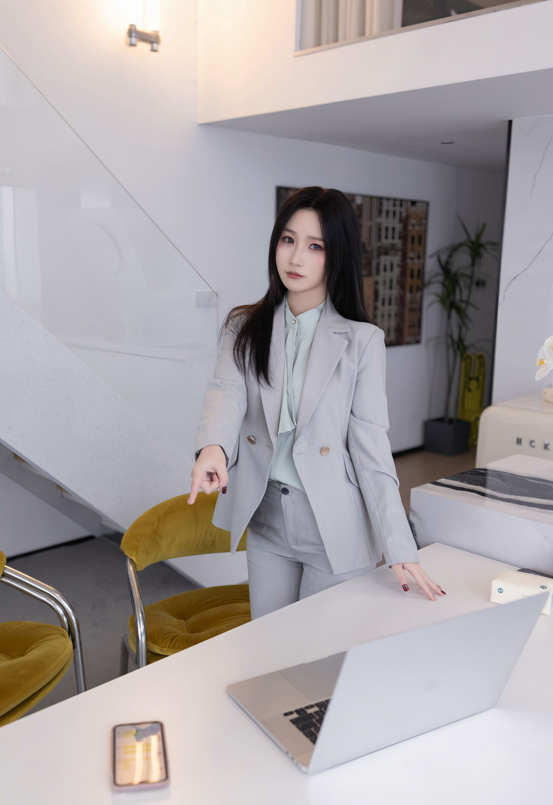 [XiuRen秀人网] No.11285 杏子Yada 灰色OL服饰 灰色丝袜 性感写真 [81张]插图