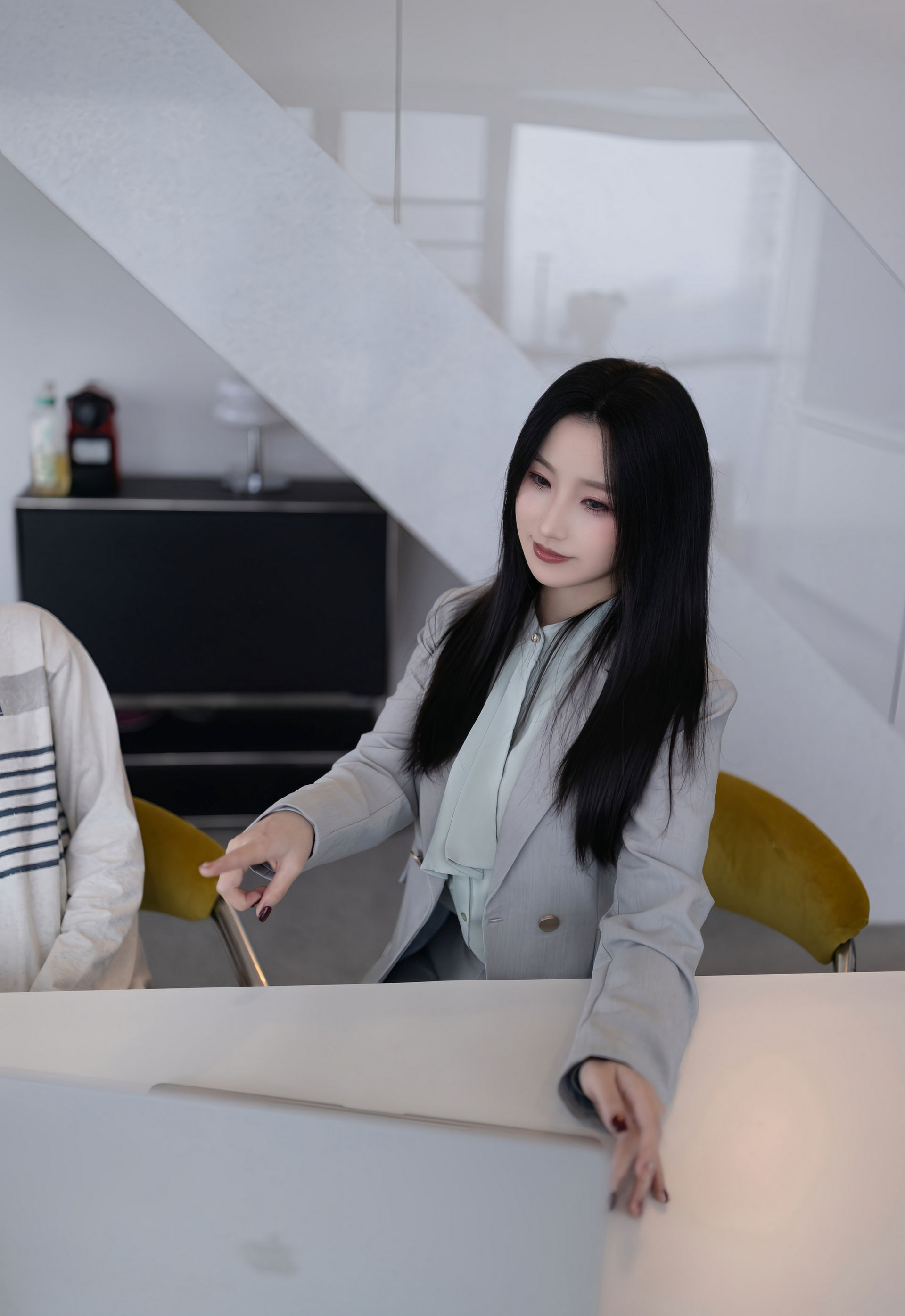 [XiuRen秀人网] No.11285 杏子Yada 灰色OL服饰 灰色丝袜 性感写真 [81张]插图