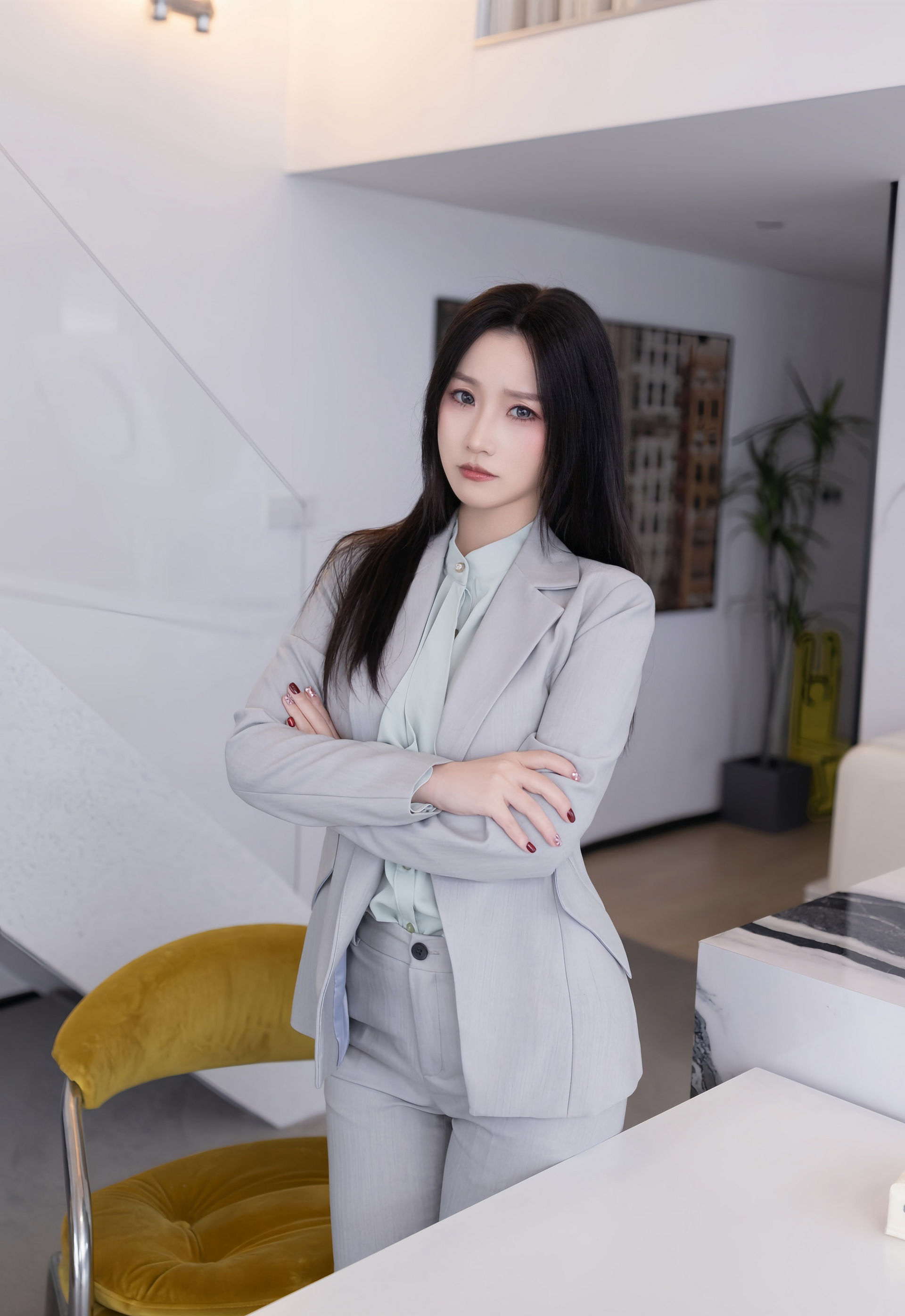 [XiuRen秀人网] No.11285 杏子Yada 灰色OL服饰 灰色丝袜 性感写真 [81张]插图1