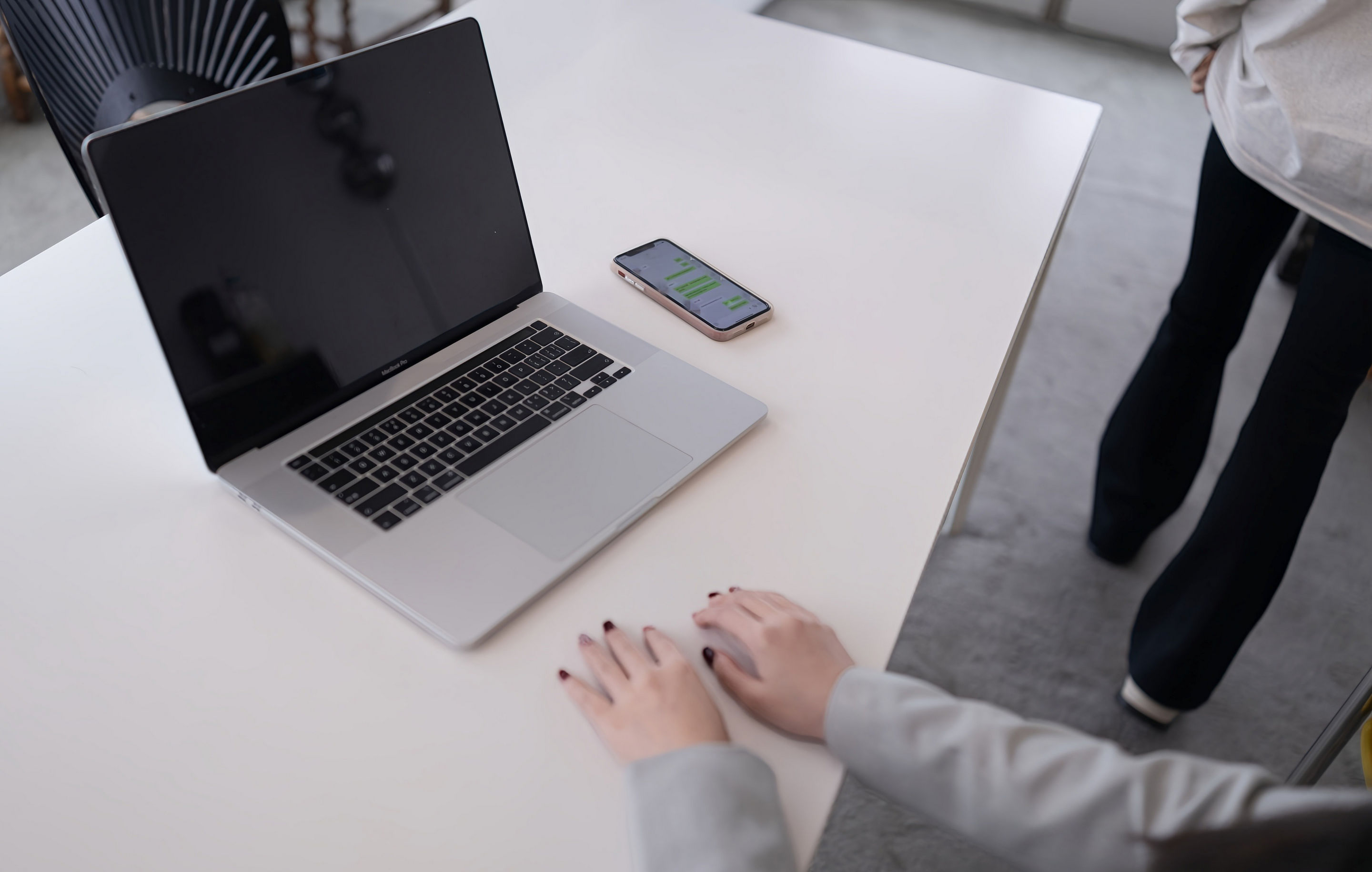 [XiuRen秀人网] No.11285 杏子Yada 灰色OL服饰 灰色丝袜 性感写真 [81张]插图