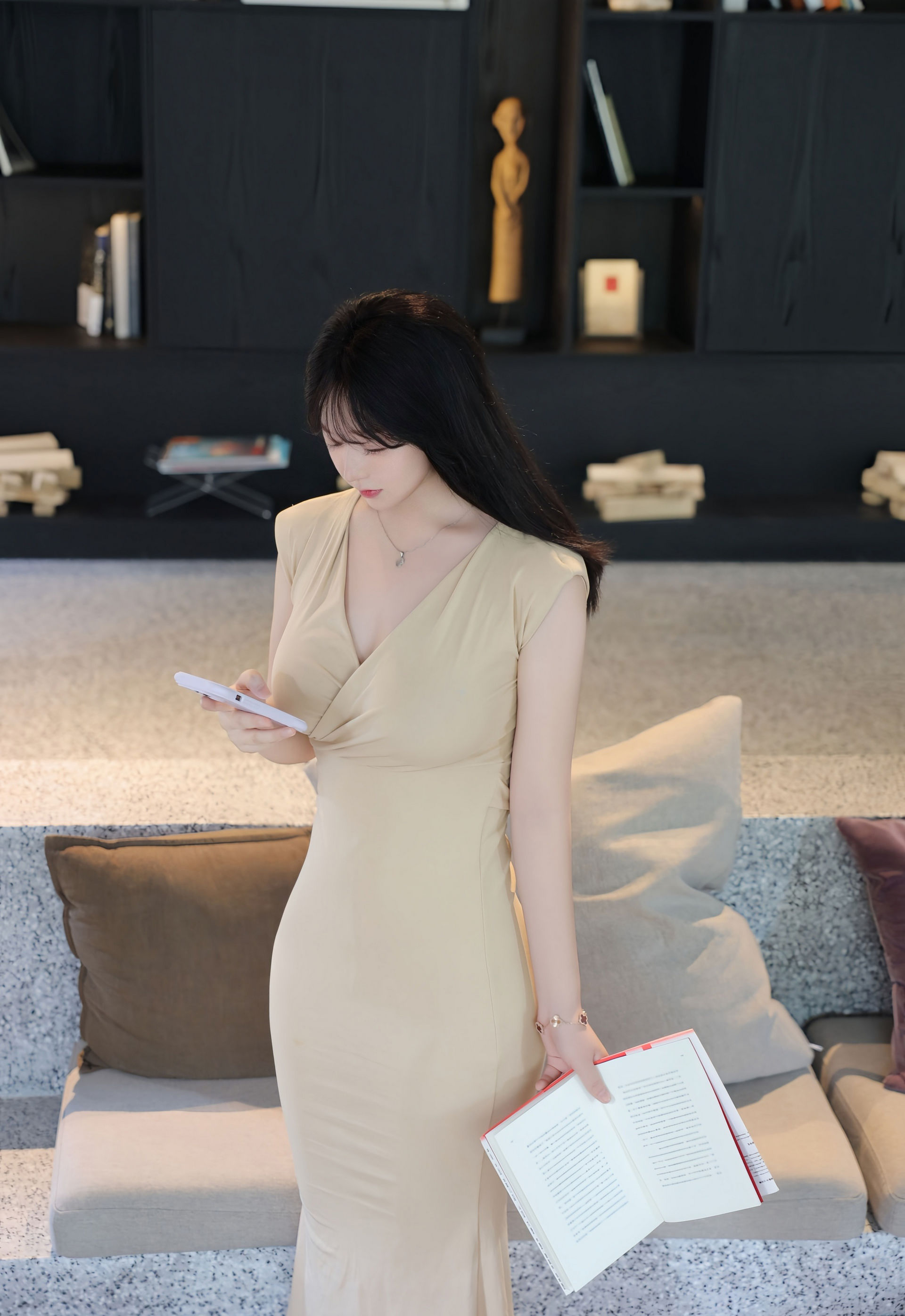 [XiuRen秀人网] No.11288 奶思兔 浅色小妈裙 白色丝袜 性感写真 [71张]插图1