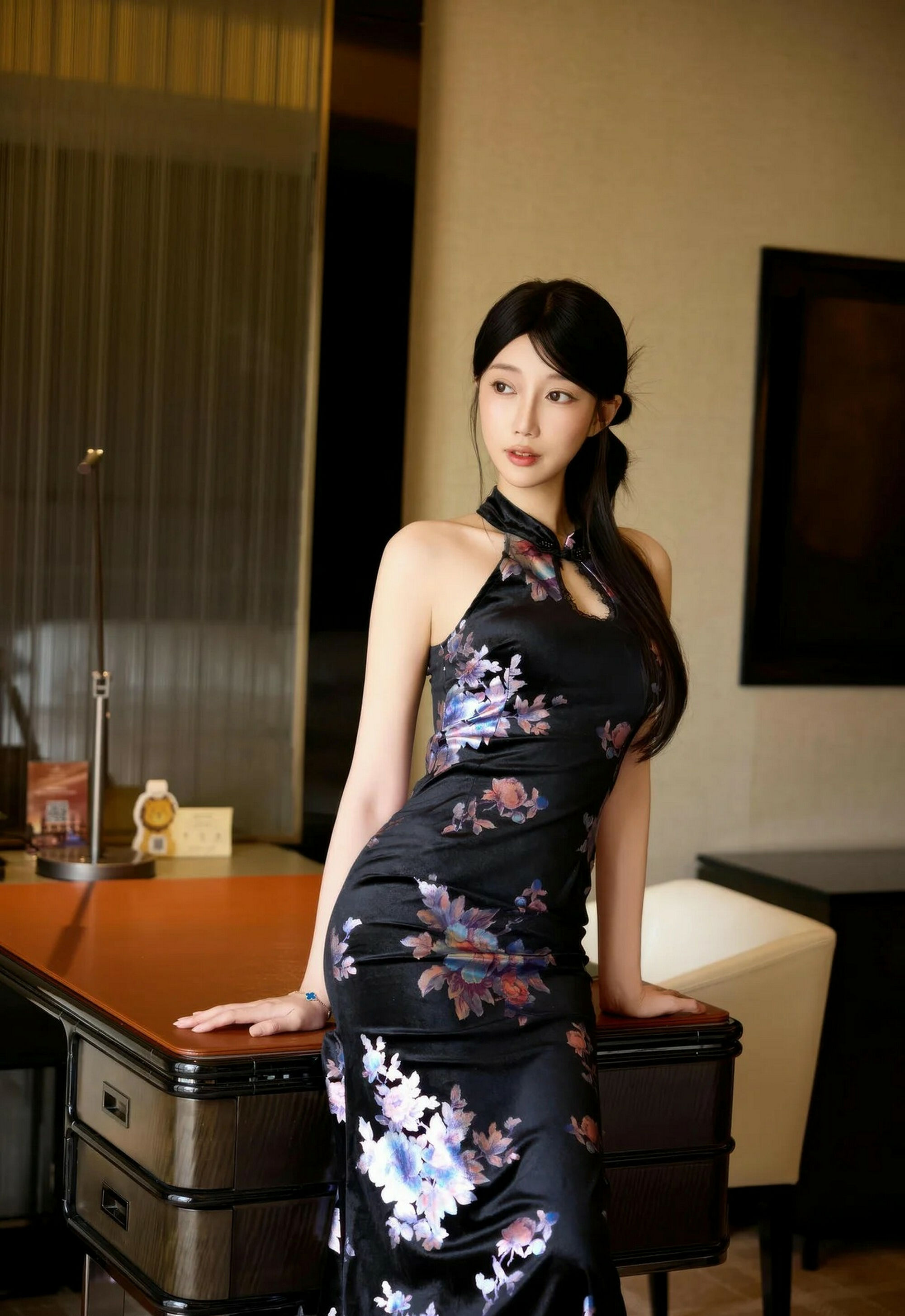 [XiuRen秀人网] No.11308 玥儿玥er 性感深色旗袍 江浙沪旅拍写真 [76张]插图1