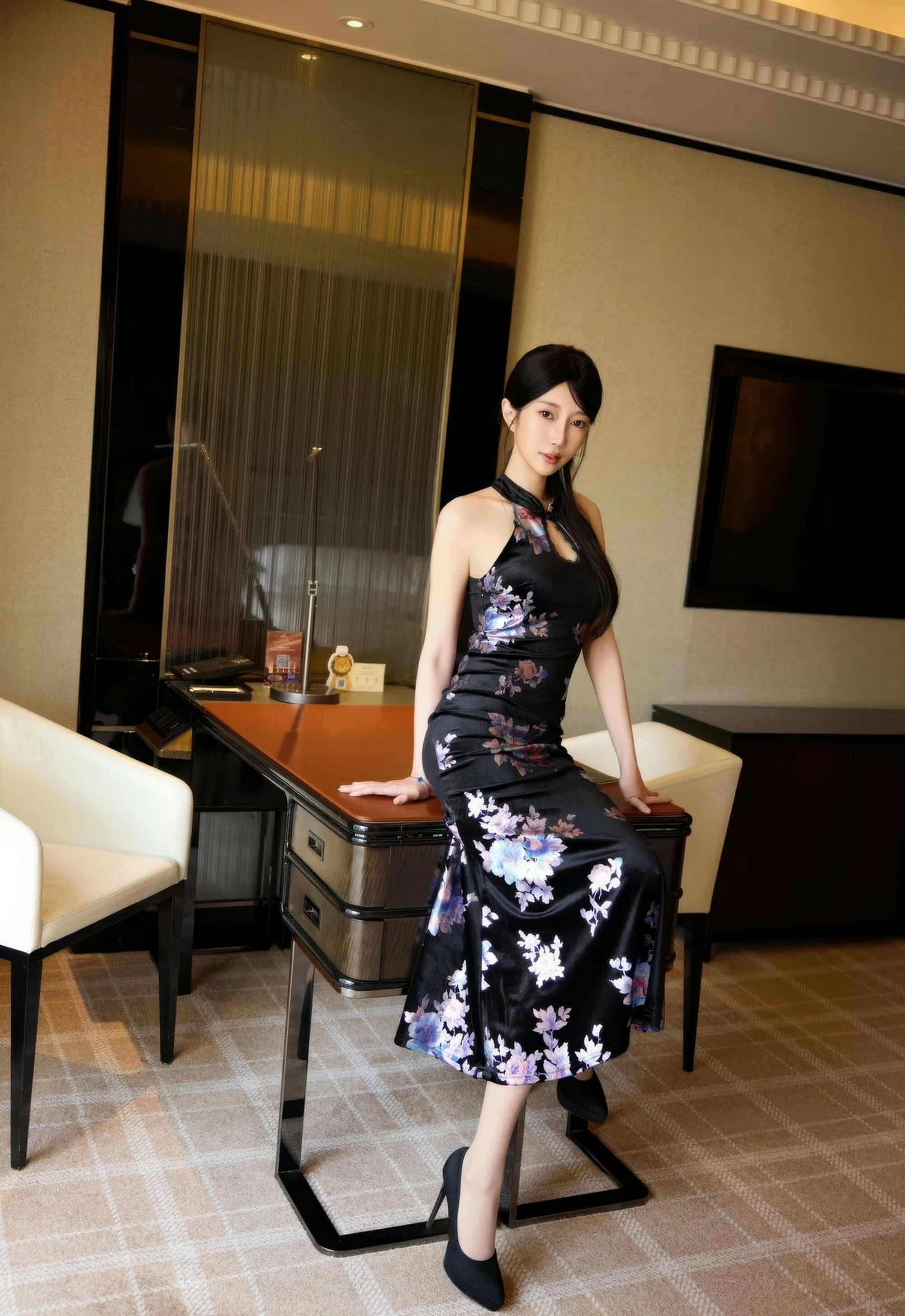 [XiuRen秀人网] No.11308 玥儿玥er 性感深色旗袍 江浙沪旅拍写真 [76张]插图1