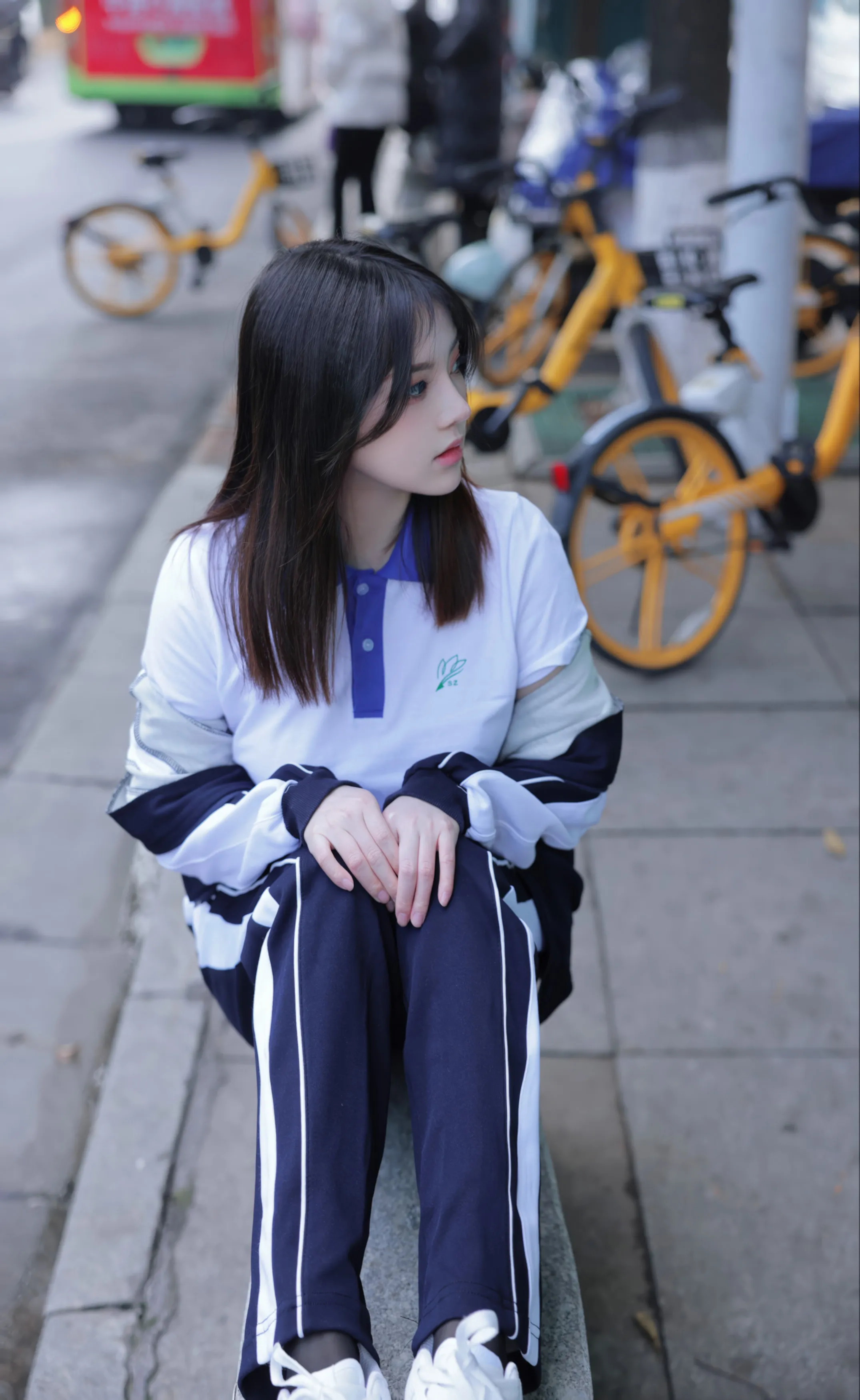 秀人网豆瓣酱 魅惑私拍写真 公交车站场景拍摄插图 秀人网豆瓣酱 魅惑私拍写真 公交车站场景拍摄插图