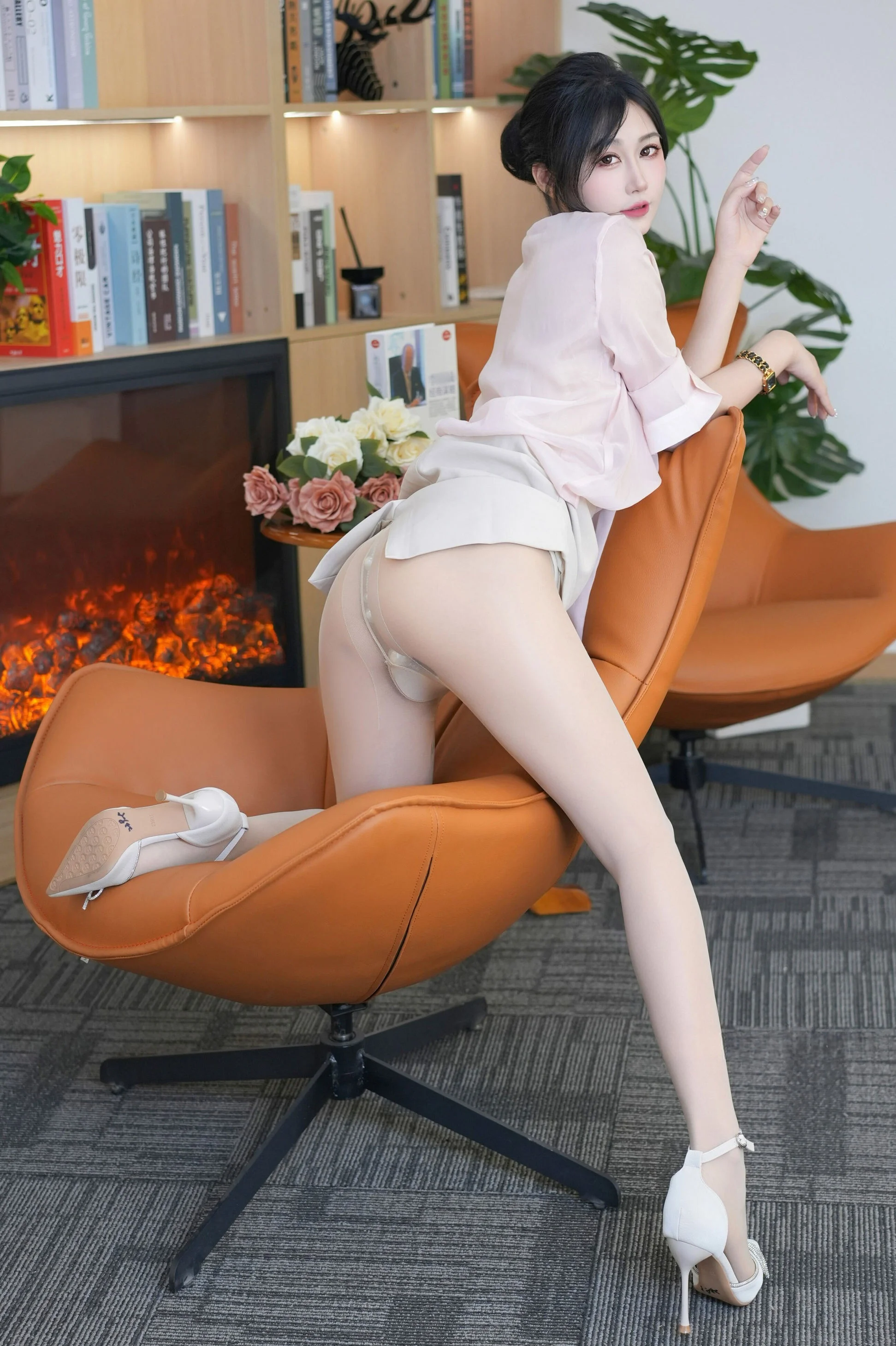 秀人网 laura阿姣演绎魅惑风情 肉丝私房写真插图 秀人网 laura阿姣演绎魅惑风情 肉丝私房写真