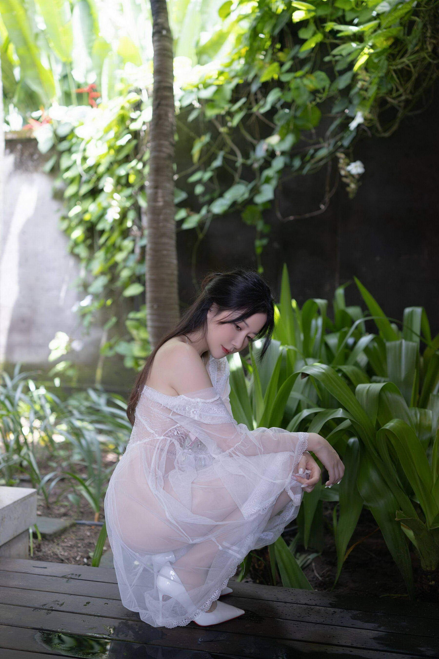 秀人网鱼子酱Fish 魅惑私拍写真 白纱清露