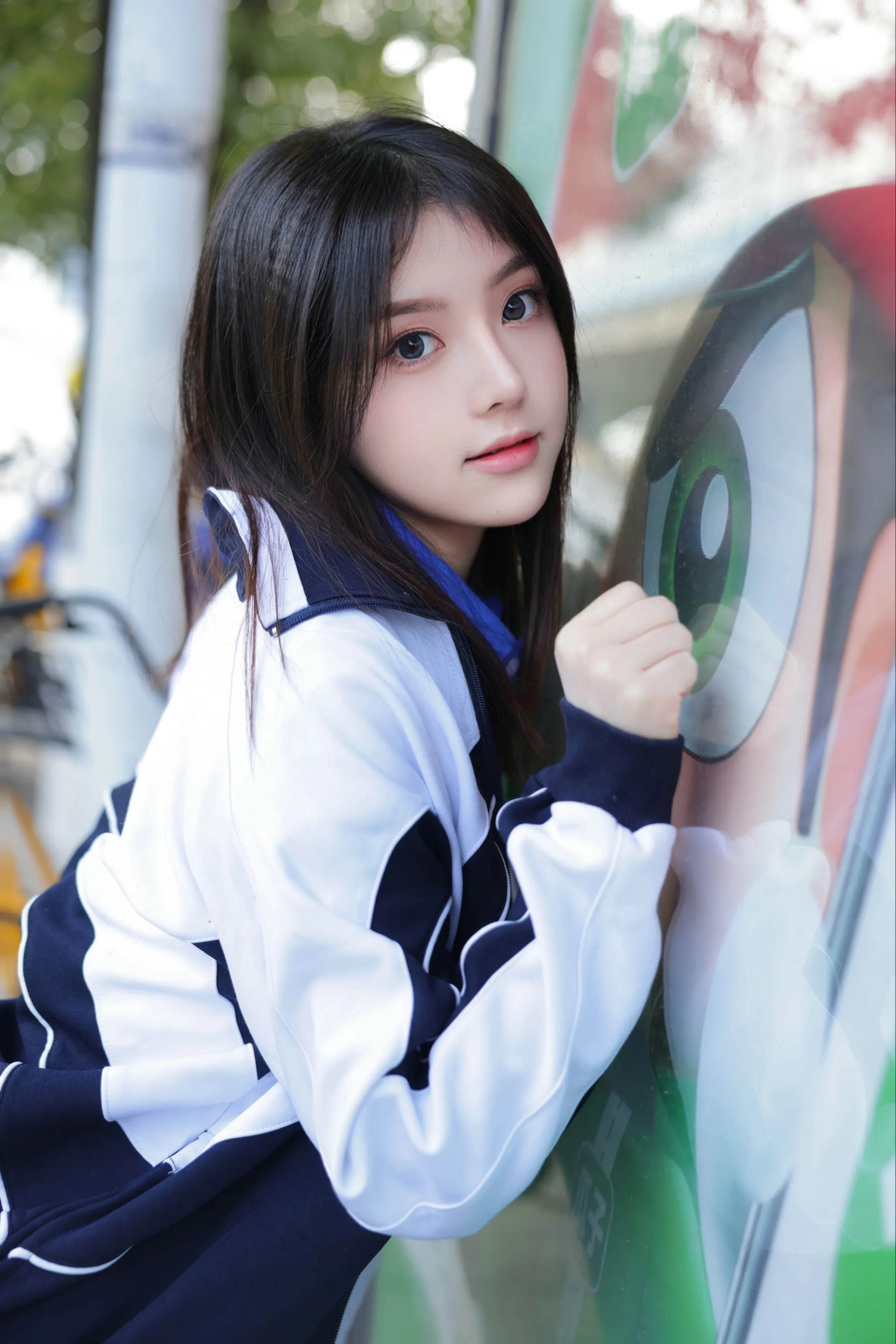 秀人网豆瓣酱 魅惑私拍写真 公交车站场景拍摄插图 秀人网豆瓣酱 魅惑私拍写真 公交车站场景拍摄插图