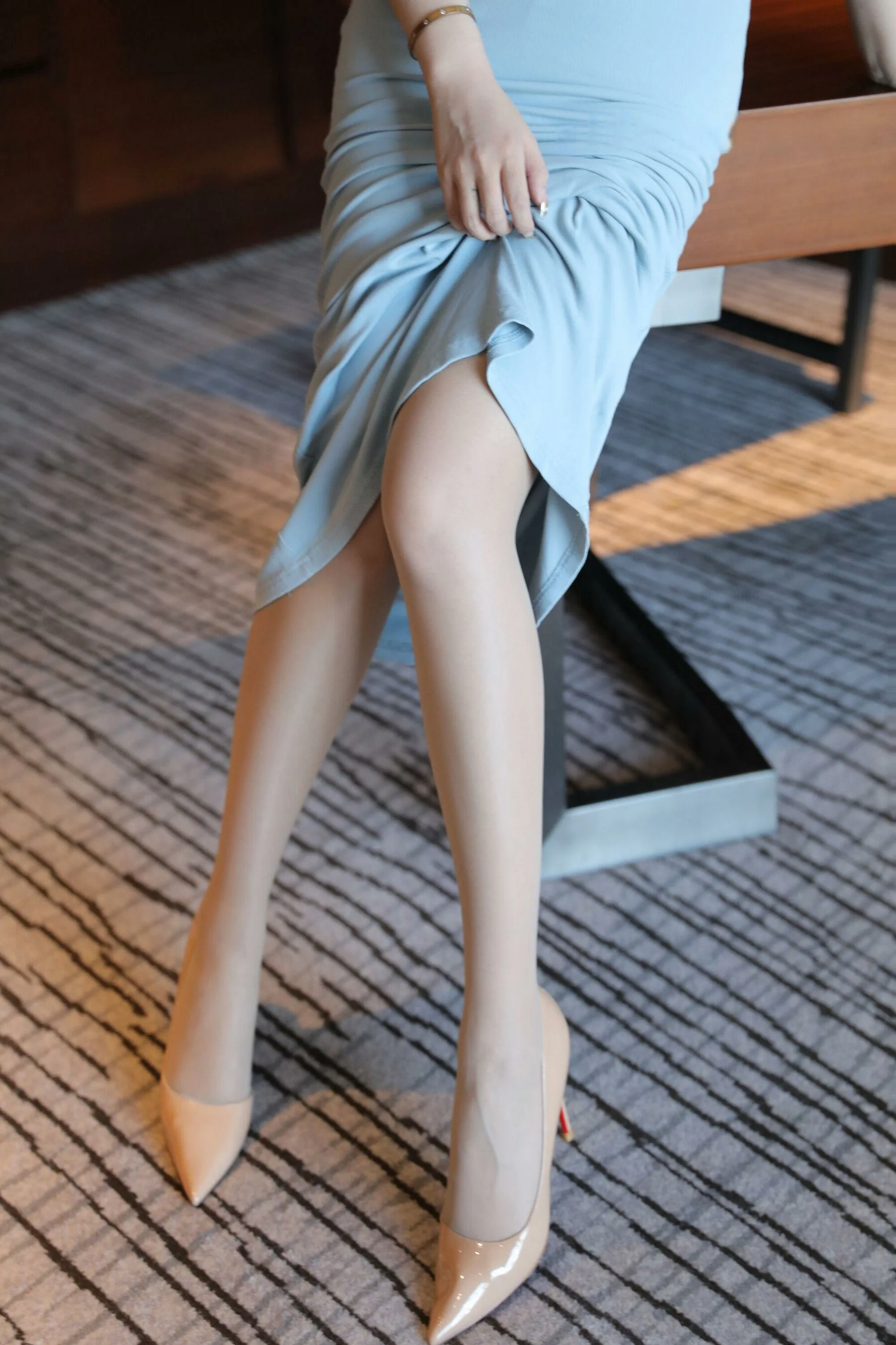 秀人网希雅sia 魅惑私拍写真 身着蓝色长裙展现独特魅力插图 秀人网希雅sia 魅惑私拍写真 身着蓝色长裙展现独特魅力