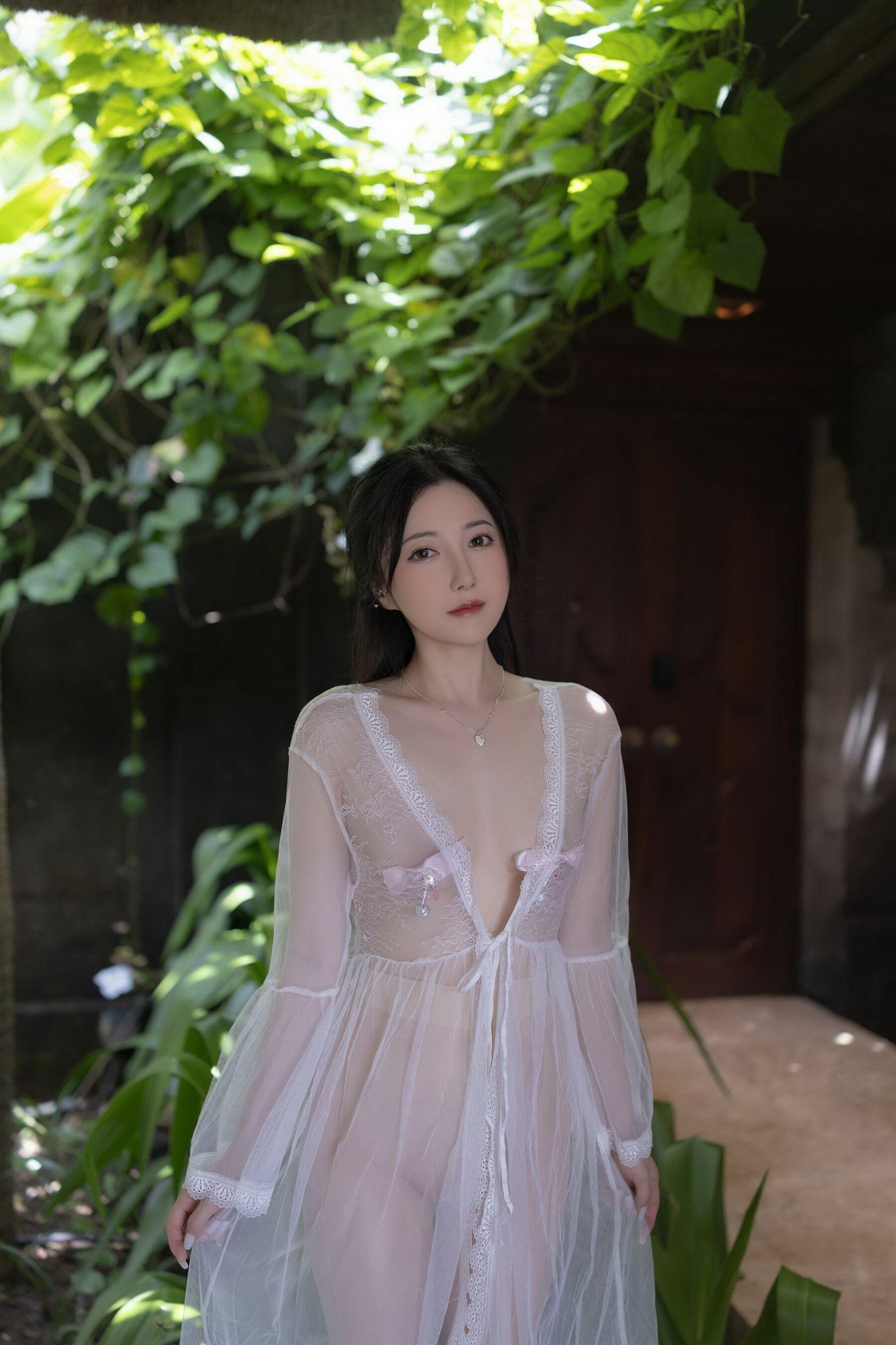 秀人网鱼子酱Fish 魅惑私拍写真 白纱清露