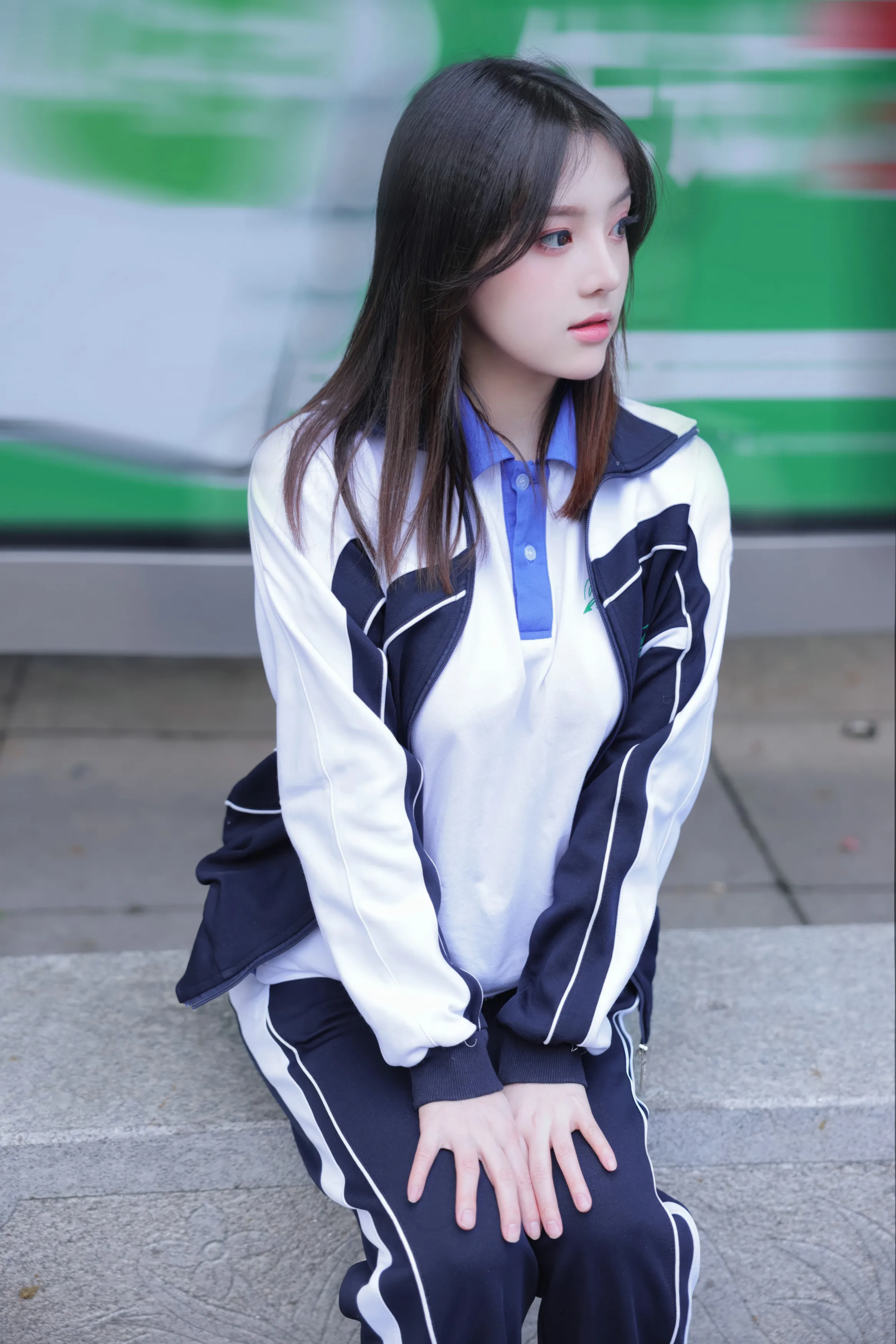 秀人网豆瓣酱 魅惑私拍写真 公交车站场景拍摄插图1 秀人网豆瓣酱 魅惑私拍写真 公交车站场景拍摄插图1