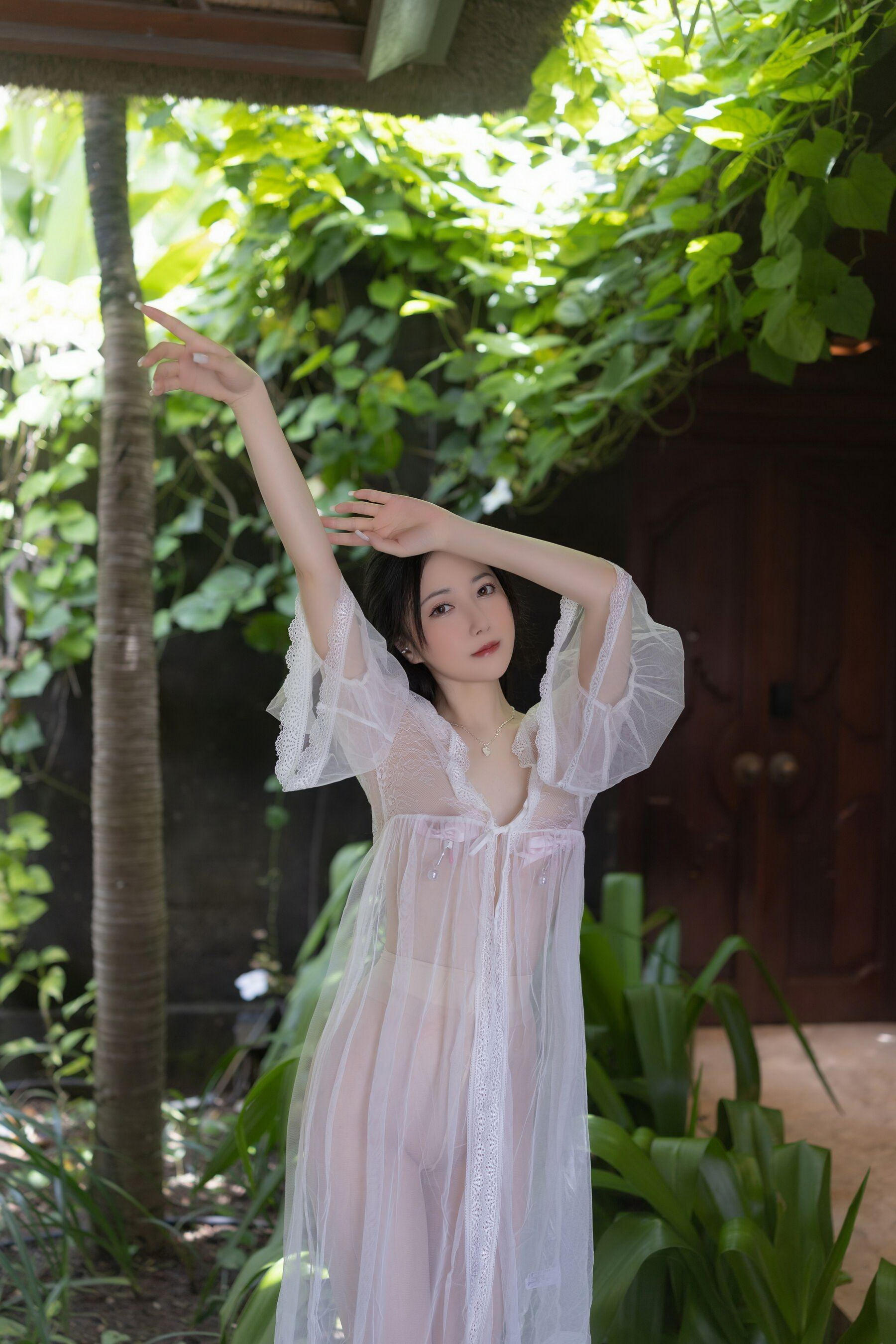 秀人网鱼子酱Fish 魅惑私拍写真 白纱清露